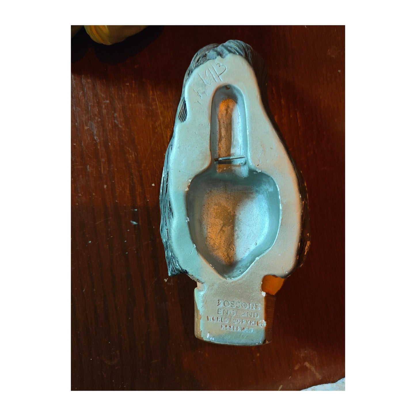 Figurine Bossons Garde du 6ᵉ Dragon en plâtre peint, sculptée par Fred Wright, première série 1965–1966 aux yeux fermés, rare pièce vintage de collection.