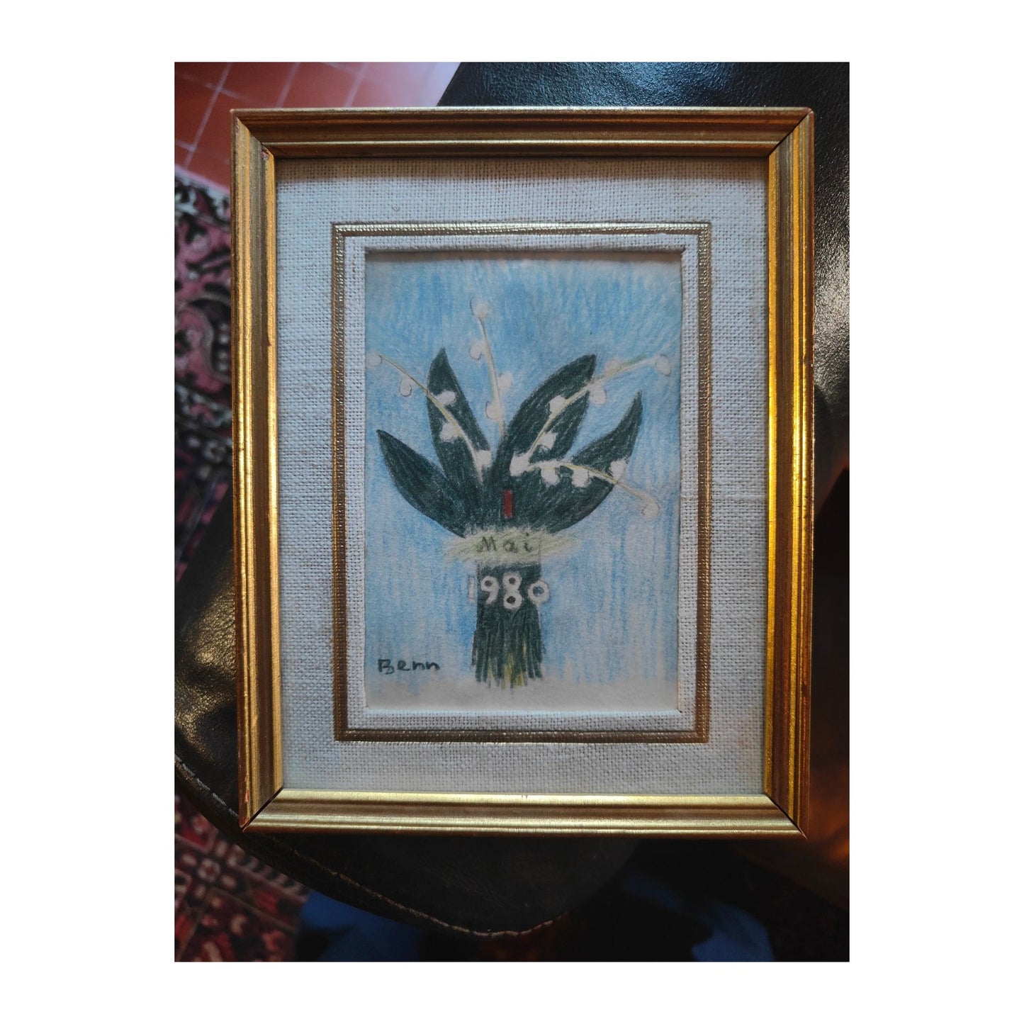 Dessin original Muguet du 1er Mai 1980 de Benn (Bentsion Rabinowicz), réalisé au crayon de couleur et encadré, œuvre tendre et lumineuse à collectionner.