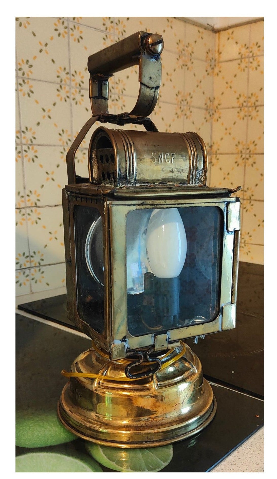Image traitée - Ancien fanal SNCF à carbure transformé lampe – vintage industriel – chemin de fer