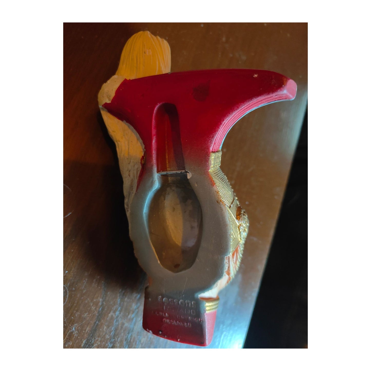 Figurine Bossons Neuvième Lancier en plâtre peint, version rare aux yeux fermés sculptée par Fred Wright, pièce vintage recherchée par les collectionneurs.