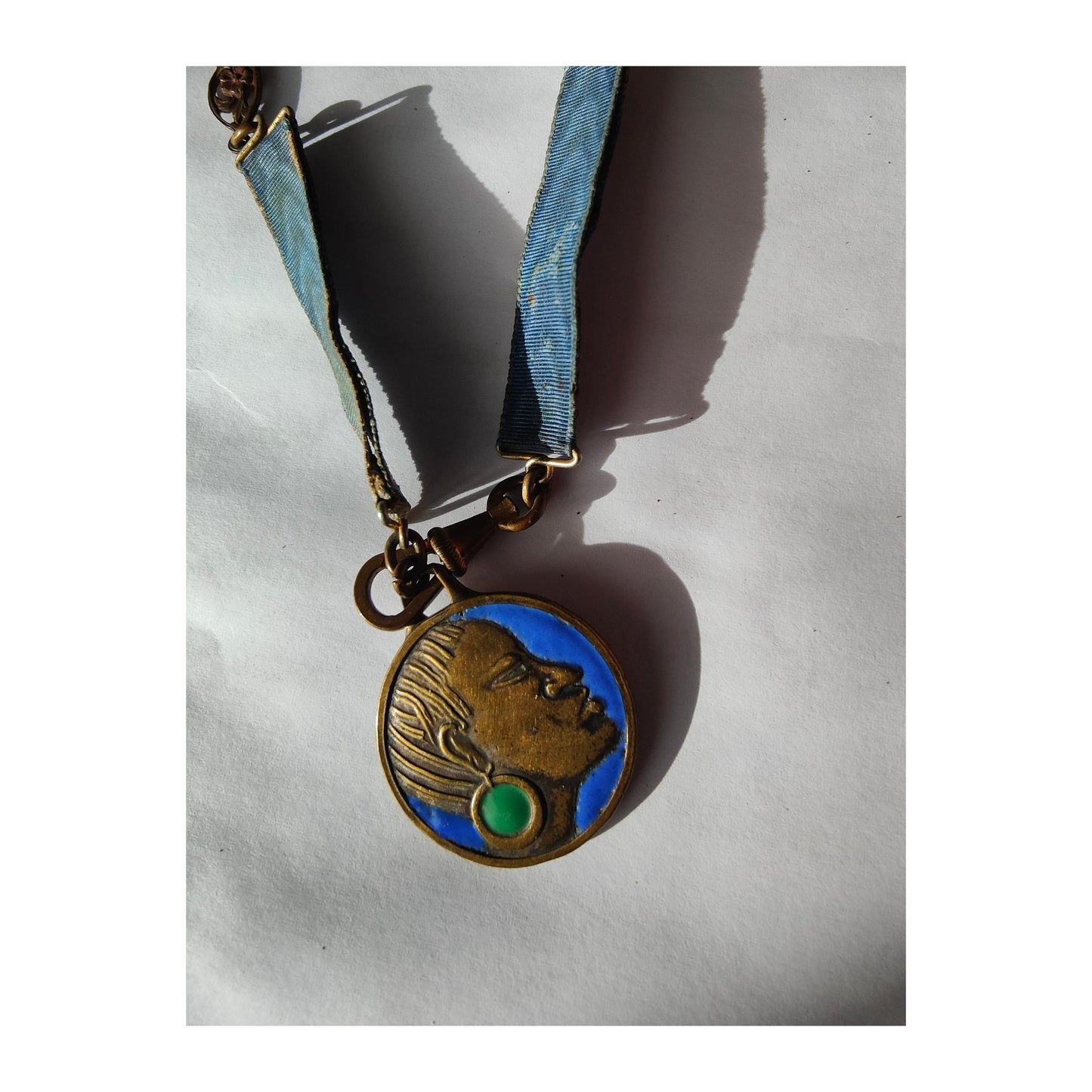 Médaille émaillée de l’Exposition Coloniale Paris 1931, rare et montée sur bracelet articulé tissu/métal, petite pièce historique de 25 mm très recherchée.