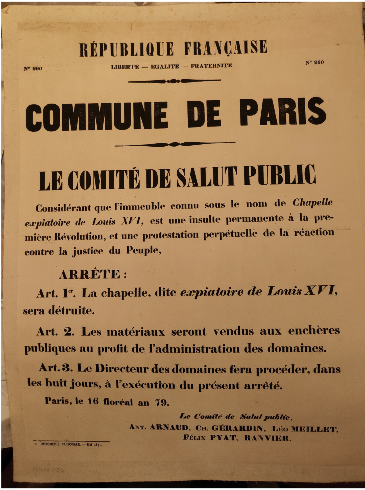 Affiche originale de la Commune de Paris de 1871 relative à la destruction de la chapelle expiatoire de Louis XVI, document politique historique entoilé et conservé en très bon état.