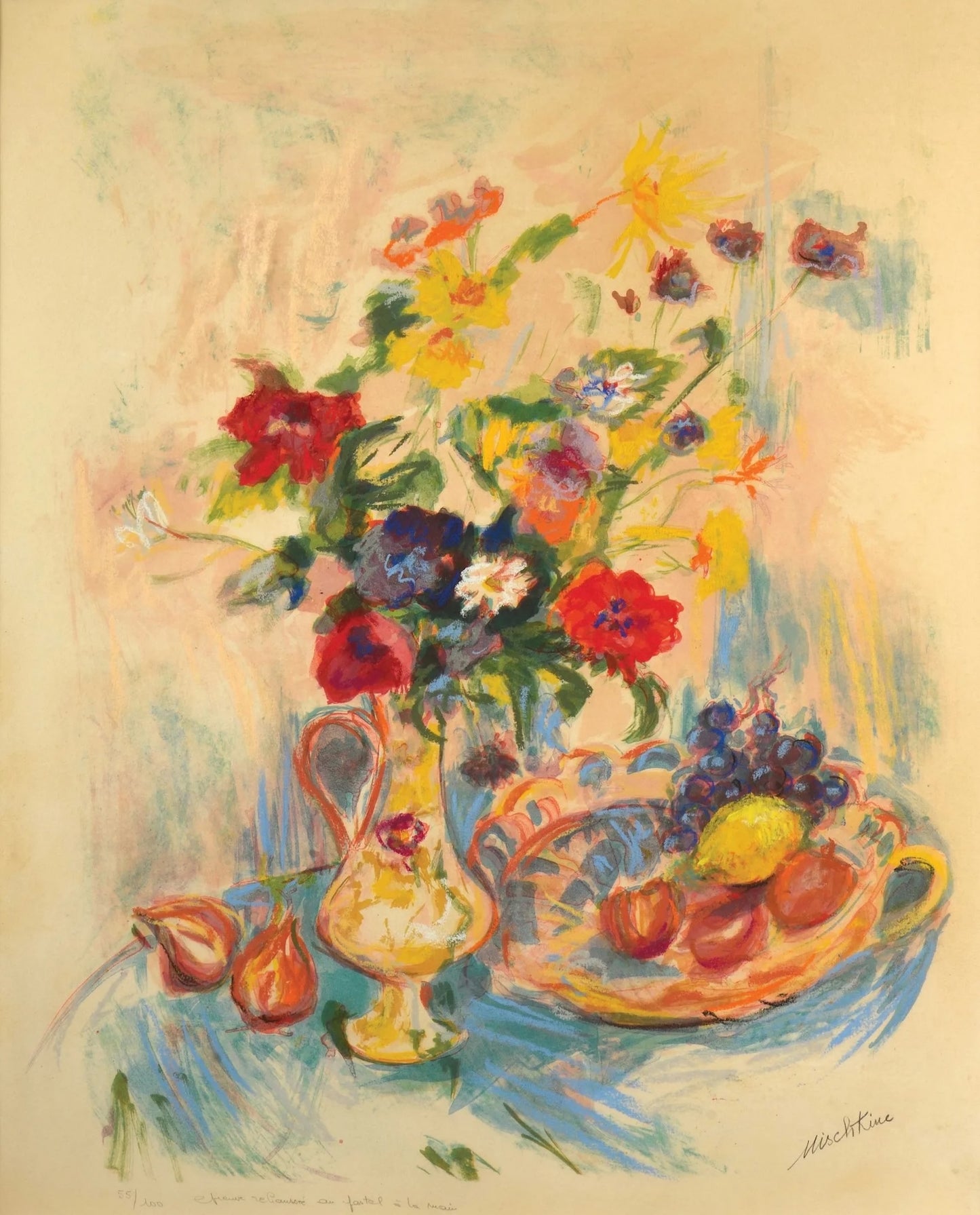 Lithographie en couleurs Nature morte aux fleurs et aux fruits d’Olga Mischkind (Olga Lord), rehaussée au pastel, signée et numérotée 55/100, encadrée.