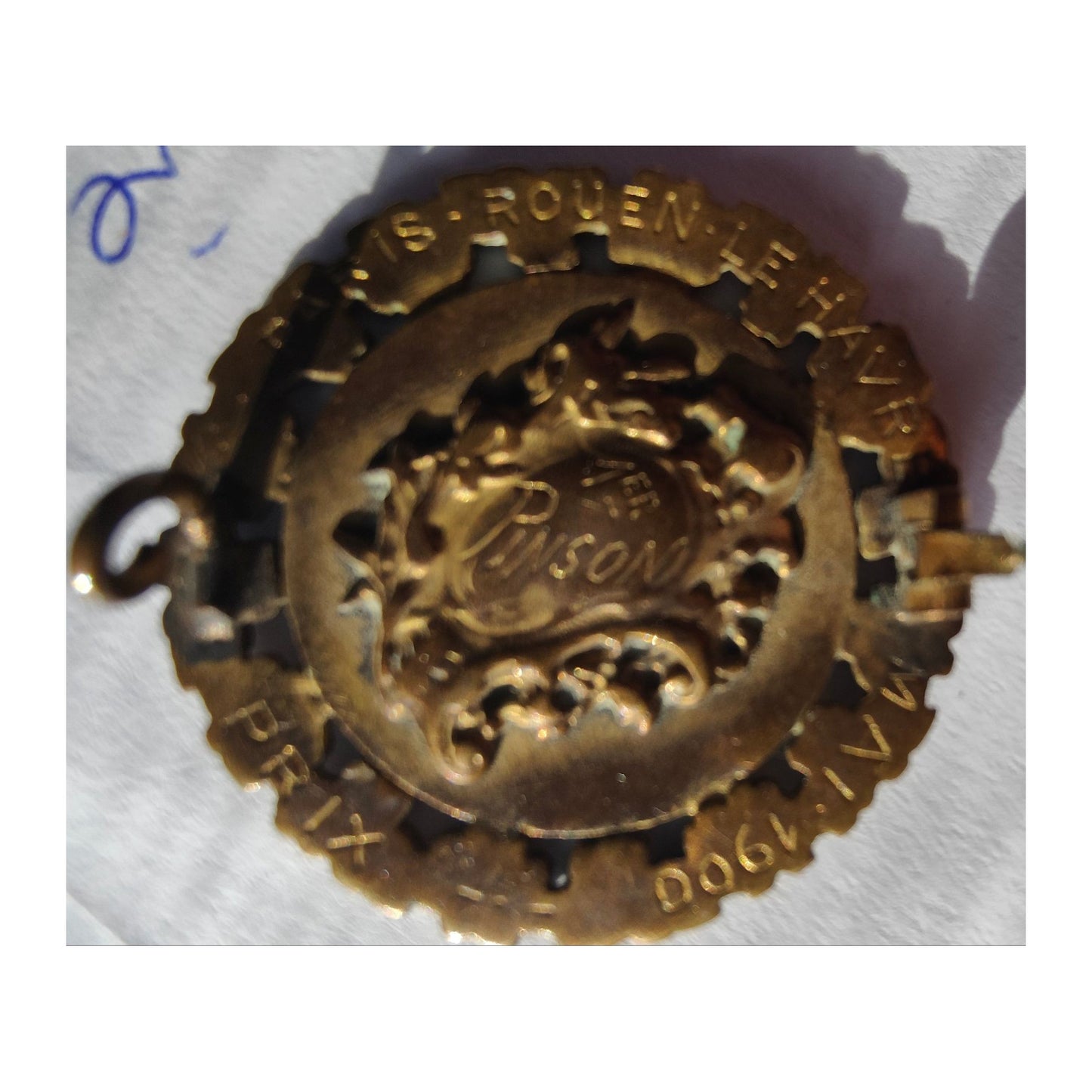 Médaille ancienne Prix Paris–Rouen–Le Havre 1900, broche rare représentant Marianne casquée, pièce de collection de 30 mm au motif historique unique.