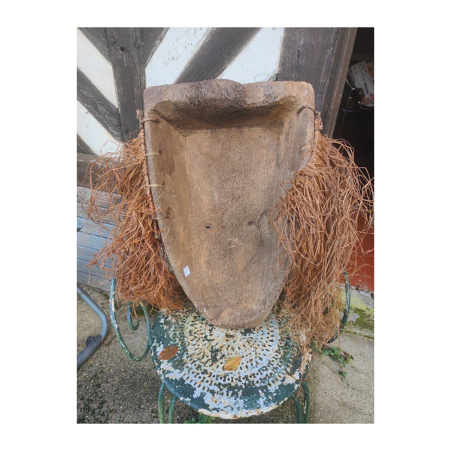 Masque africain traditionnel Fang du Gabon de type « Ngil », sculpté en bois avec pigments et fibres végétales, pièce authentique expertisée, 57 × 34 × 15 cm.