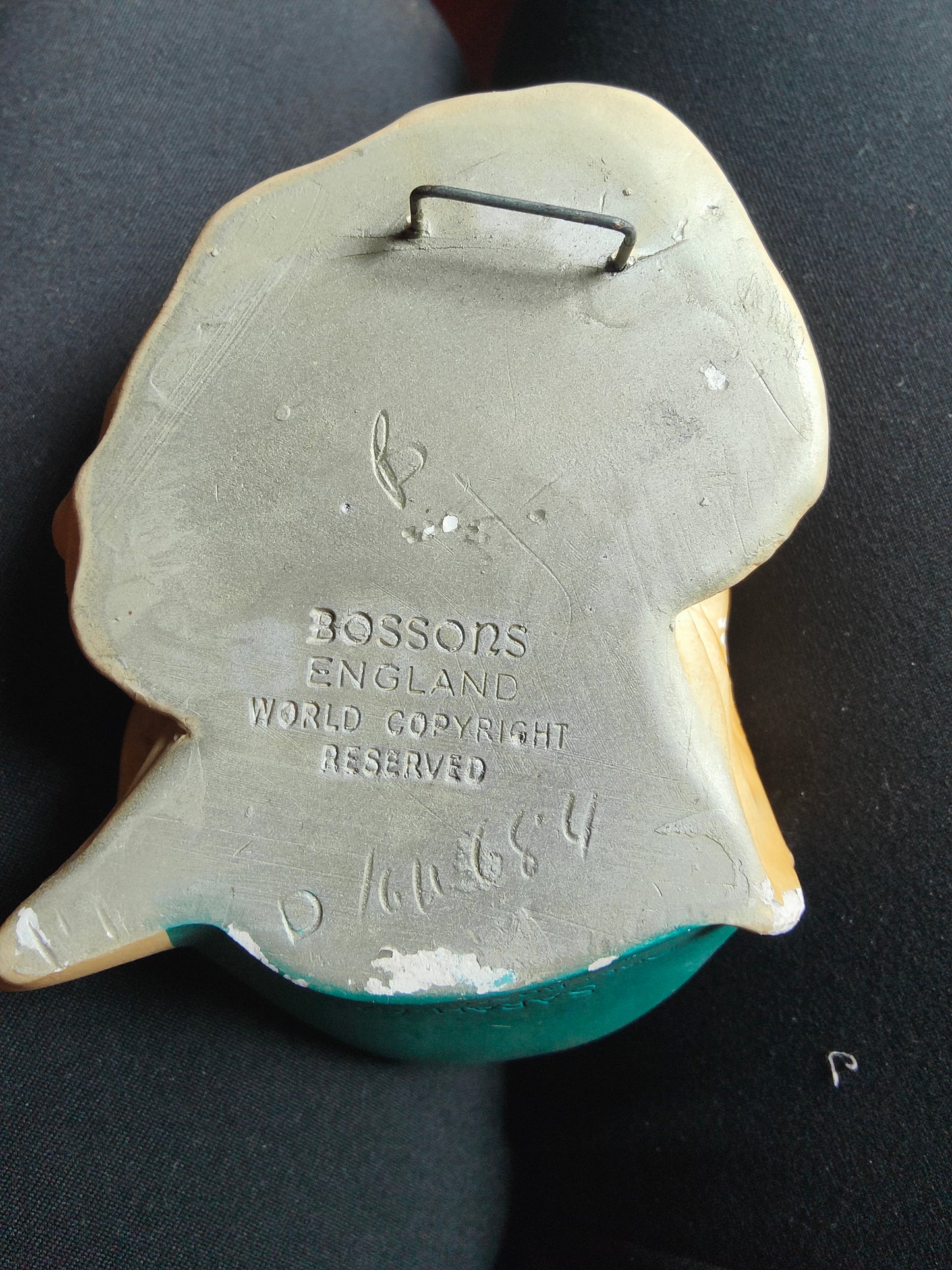 Figurine Bossons Sarah Gamp en plâtre peint, sculptée par Fred Wright d’après un personnage de Dickens, chapeau jaune, col vert, nœud gris, rare pièce de collection.