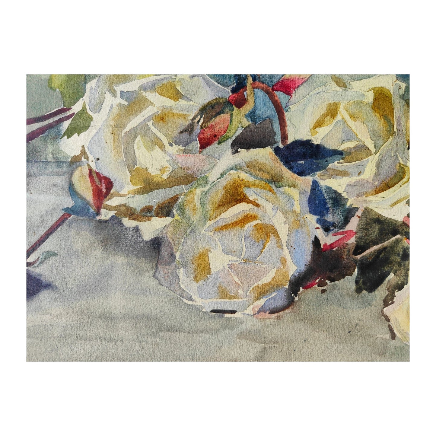 Grande aquarelle non signée représentant des roses blanches à côté d’une statuette, présentée dans un encadrement élégant