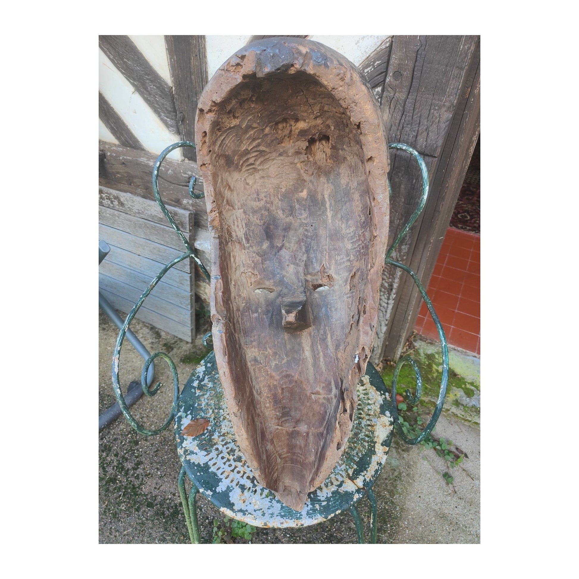 Masque africain traditionnel Fang du Gabon de type « Ngil », sculpté en bois avec pigments et fibres végétales, pièce authentique expertisée, 57 × 34 × 15 cm.