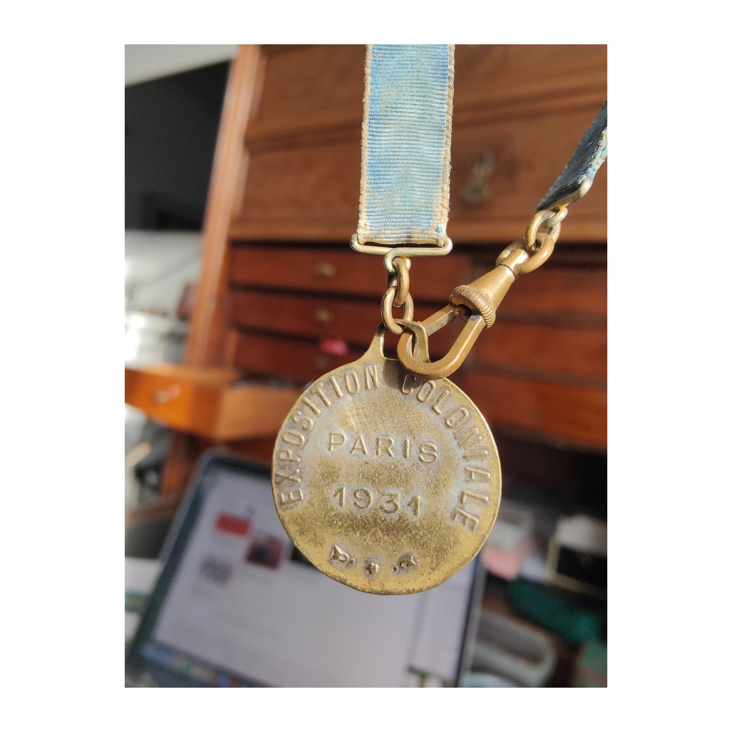Médaille émaillée de l’Exposition Coloniale Paris 1931, rare et montée sur bracelet articulé tissu/métal, petite pièce historique de 25 mm très recherchée.