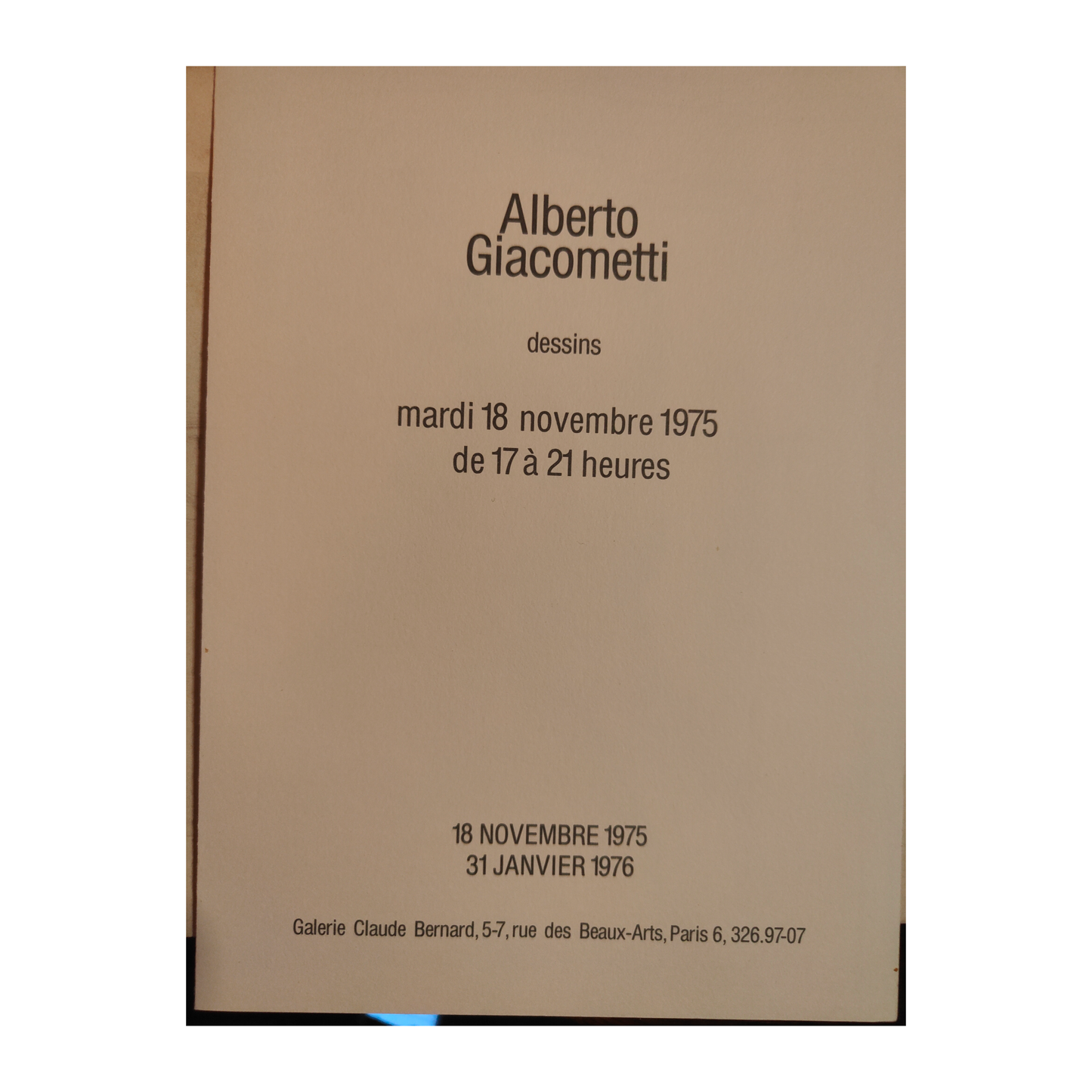 Invitation d’exposition de la Galerie Claude Bernard accompagnée d’une héliogravure de Giacometti et de son catalogue d’origine, ensemble rare illustrant l’esthétique épurée et expressive de l’artiste.