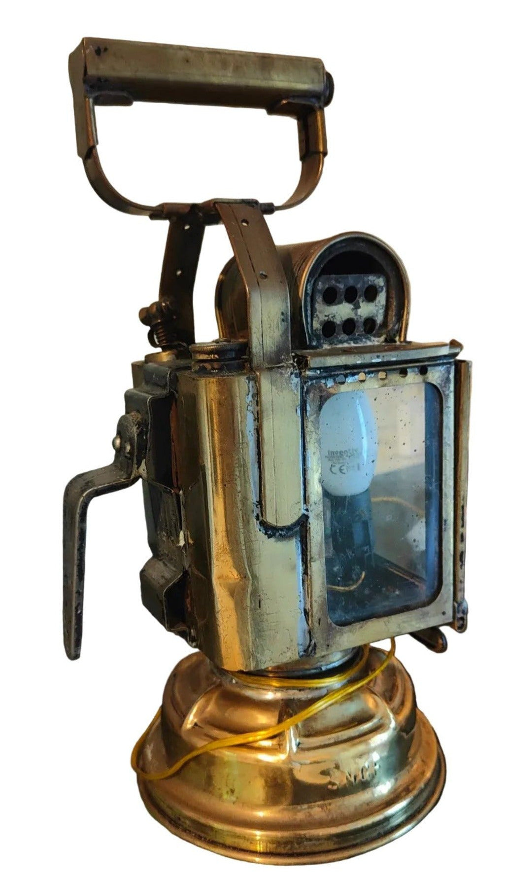 Image traitée - Ancien fanal SNCF à carbure transformé lampe – vintage industriel – chemin de fer