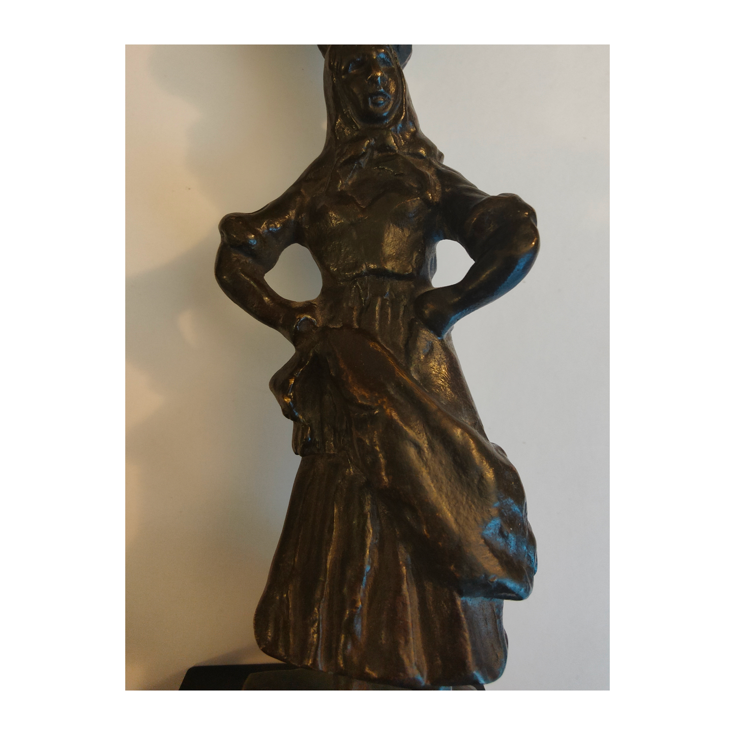  Sculpture bronze patine brune représentant porteuse d'eau shtetl, signée Serge Zelikson, Art Déco 22cm 
