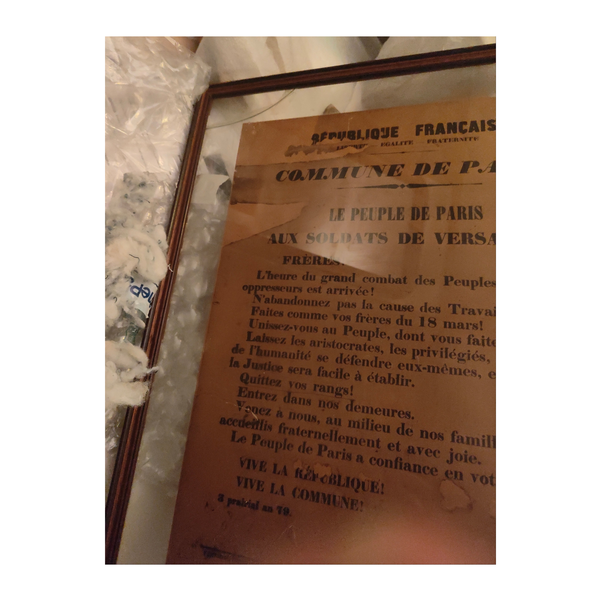  Affiche originale jaunâtre Commune de Paris 1871, appel du peuple aux soldats de Versailles, document historique encadré 