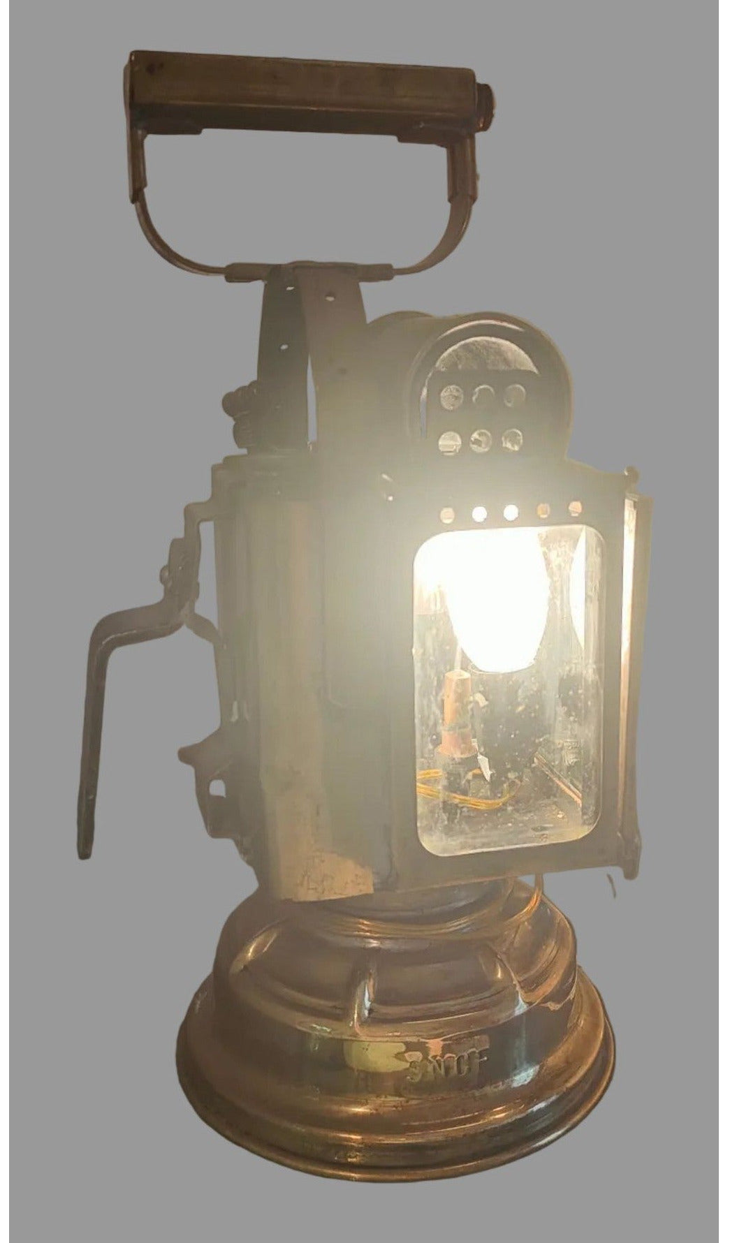 Image traitée - Ancien fanal SNCF à carbure transformé lampe – vintage industriel – chemin de fer