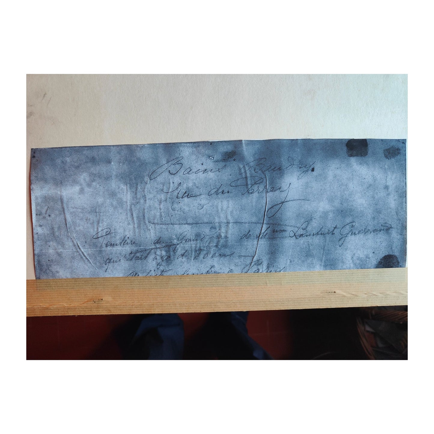 Aquarelle ancienne Scène de plage de 1884, œuvre du XIXᵉ siècle à signature non reconnue, aux tons doux et vivants, encadrée avec soin, pièce de collection.