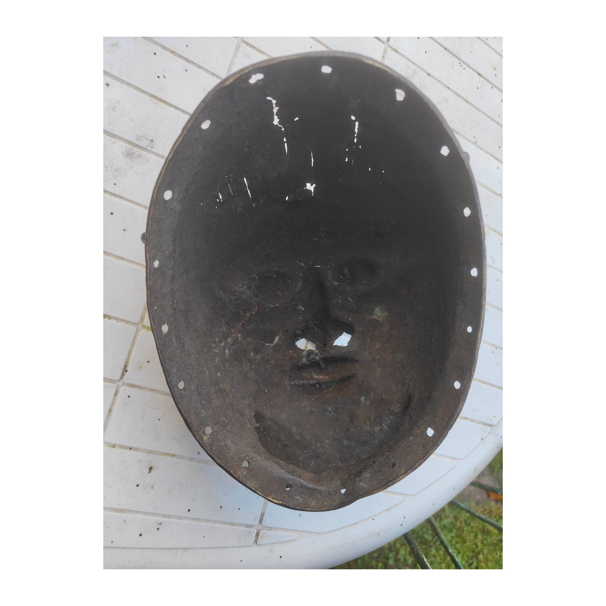 Image traitée - Masque de chefferie en alliage cuivreux fonte à la cire perdue, Culture Bamoun,