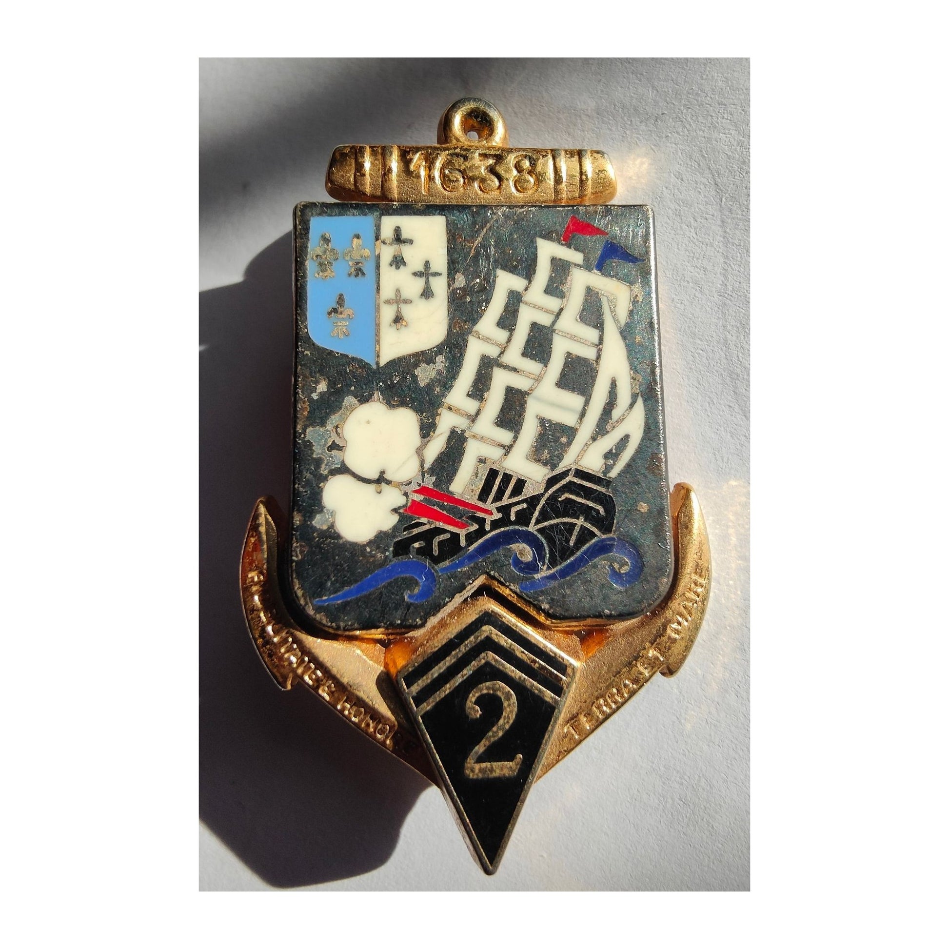 Insigne authentique du 2ᵉ Régiment d’Infanterie de Marine, emblème militaire recherché des Troupes de Marine, pièce de collection historique.