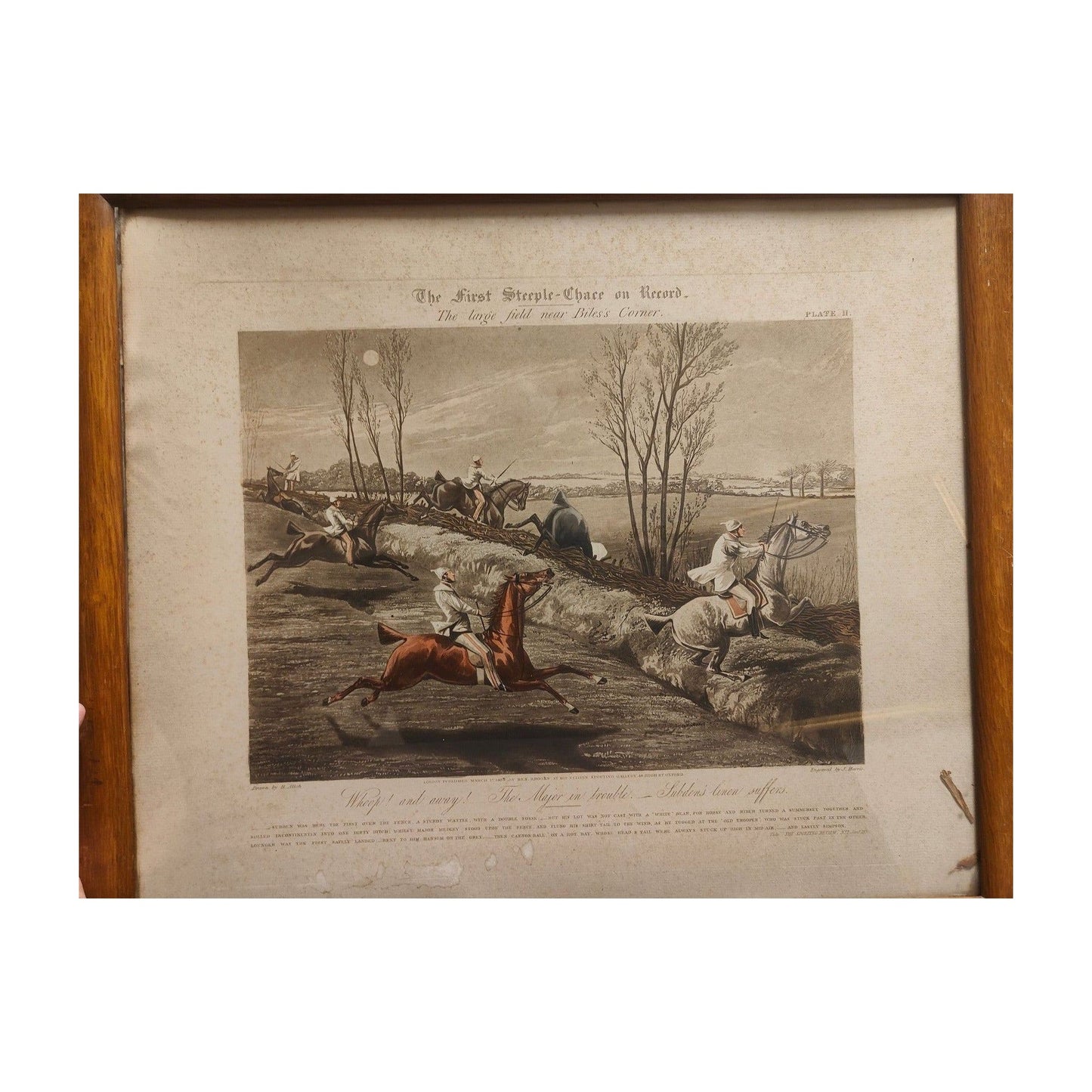 Gravure anglaise ancienne colorisée 1839 The First Steeple Chase on Record, dessin de Henry Alken gravé par Harris, scène de course hippique encadrée avec rousseurs.