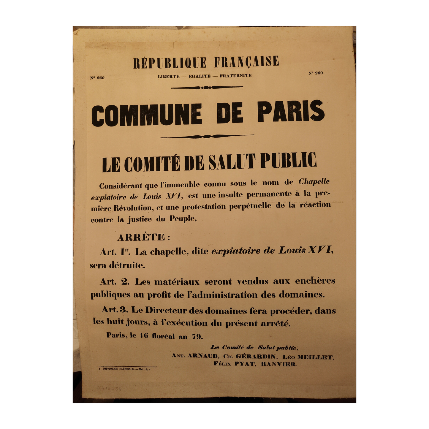 Affiche originale de la Commune de Paris de 1871 relative à la destruction de la chapelle expiatoire de Louis XVI, document politique historique entoilé et conservé en très bon état.