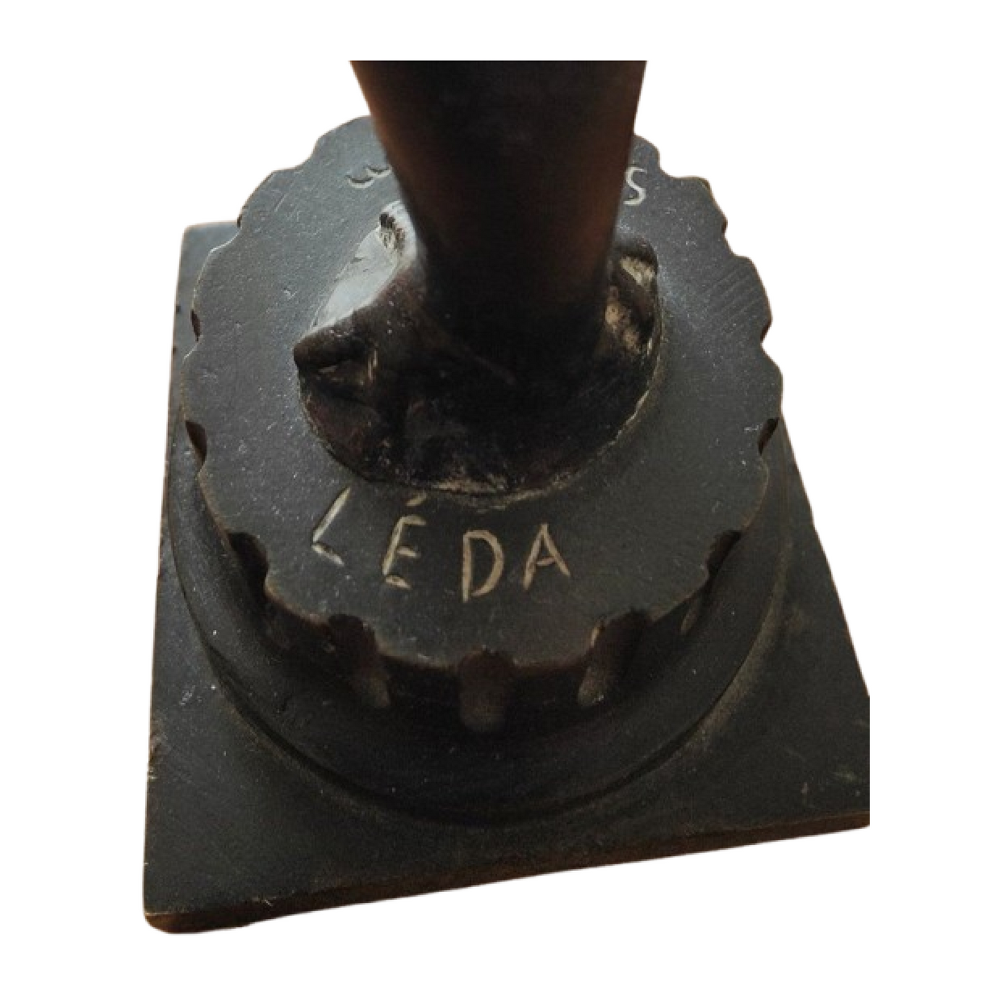 Bronze Leda de Serge Zelikson, sculpture raffinée à patine brune, signée sur la terrasse, œuvre élégante et rare de 23 cm de haut, poids 666 g.