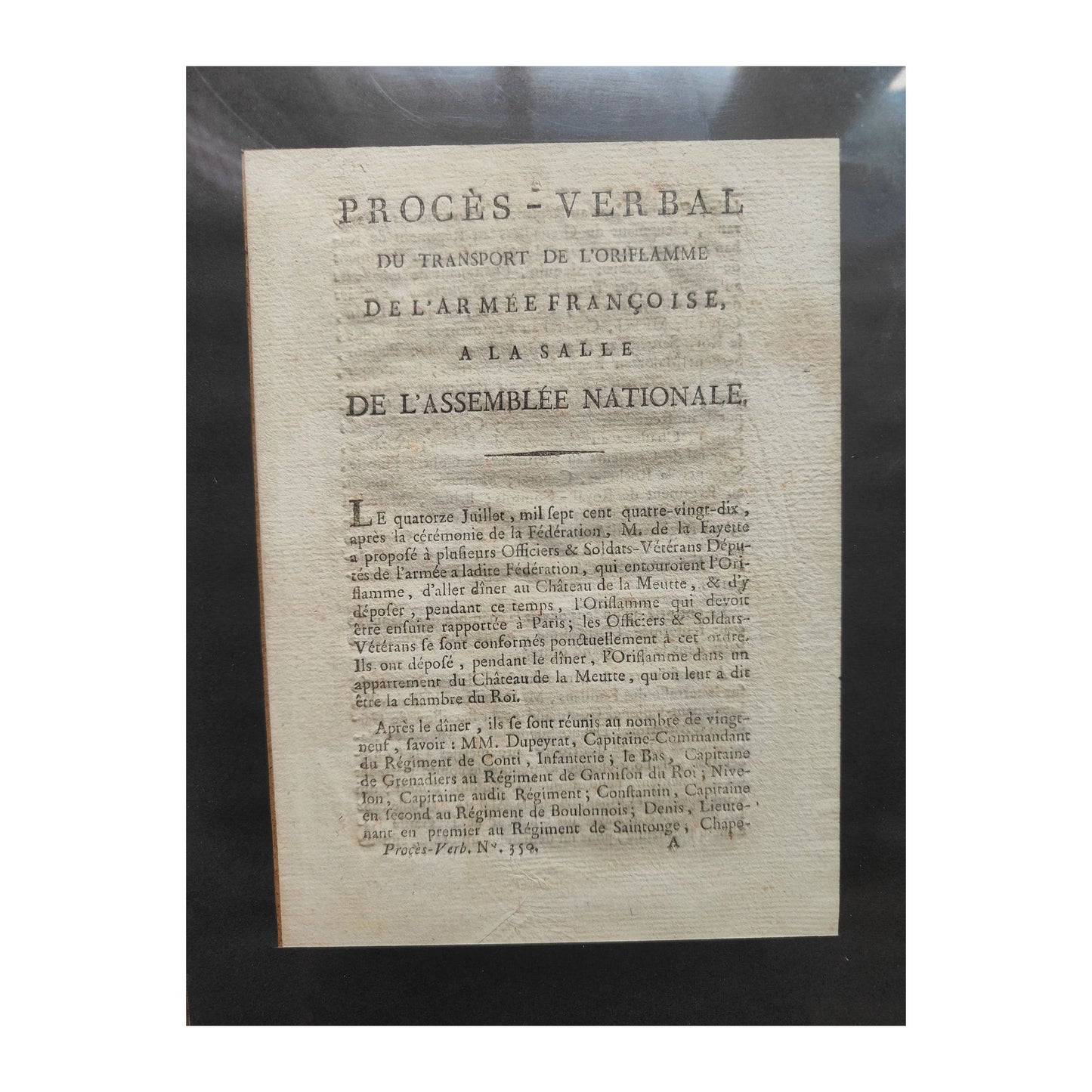 Document historique Procès-verbal du transport de l’Oriflamme daté de 1789, relatif à l’initiative de La Fayette, encadré sous verre, pièce rare de collection.