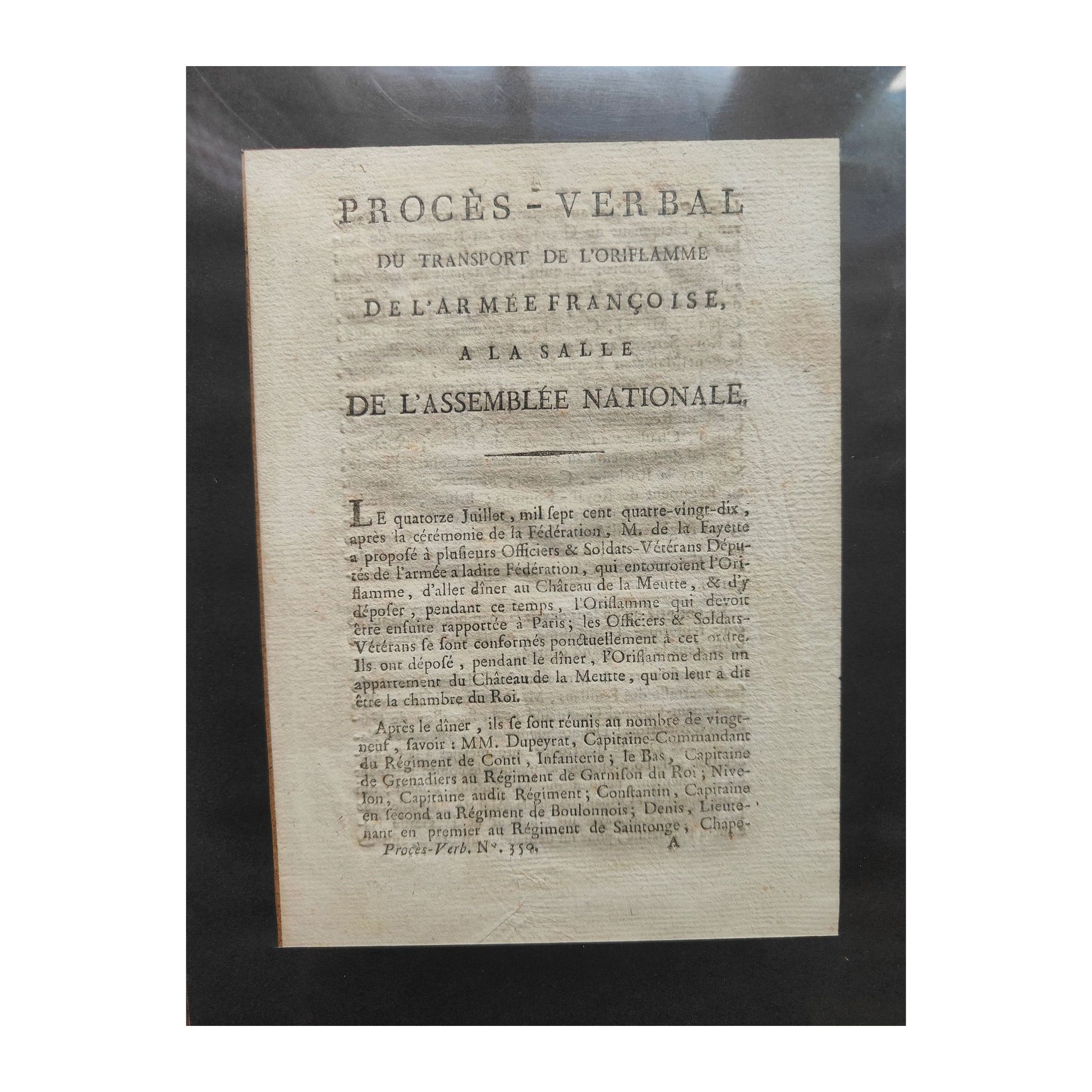 Document historique Procès-verbal du transport de l’Oriflamme daté de 1789, relatif à l’initiative de La Fayette, encadré sous verre, pièce rare de collection.