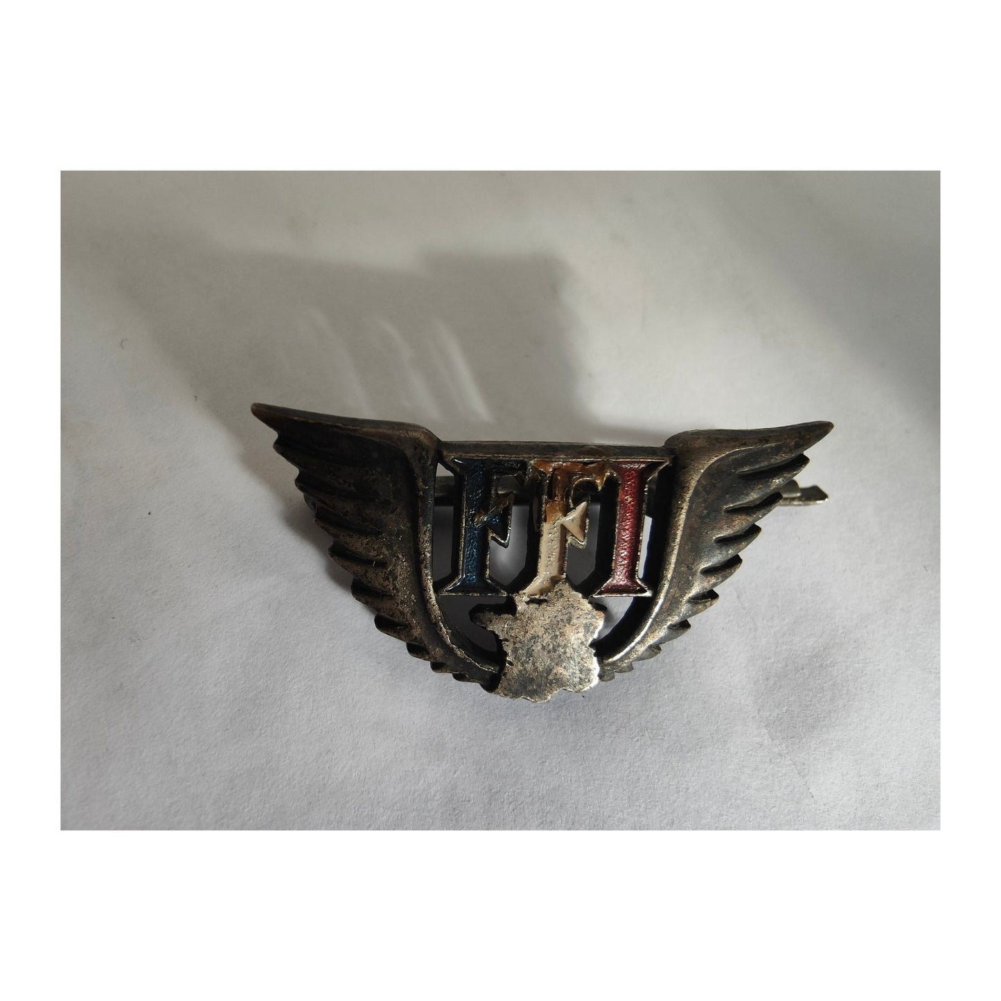 Insigne FFI Arthus-Bertrand, emblème historique de la Résistance française, pièce authentique très recherchée par les collectionneurs militaires.