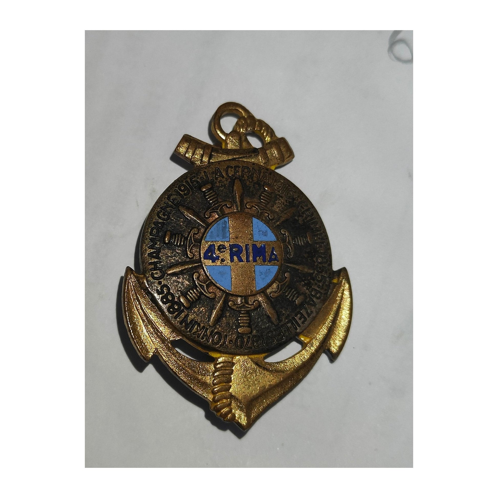 Insigne du 4ᵉ Régiment d’Infanterie de Marine, emblème militaire original et recherché, idéal pour collectionneurs d’insignes anciens des Troupes de Marine.