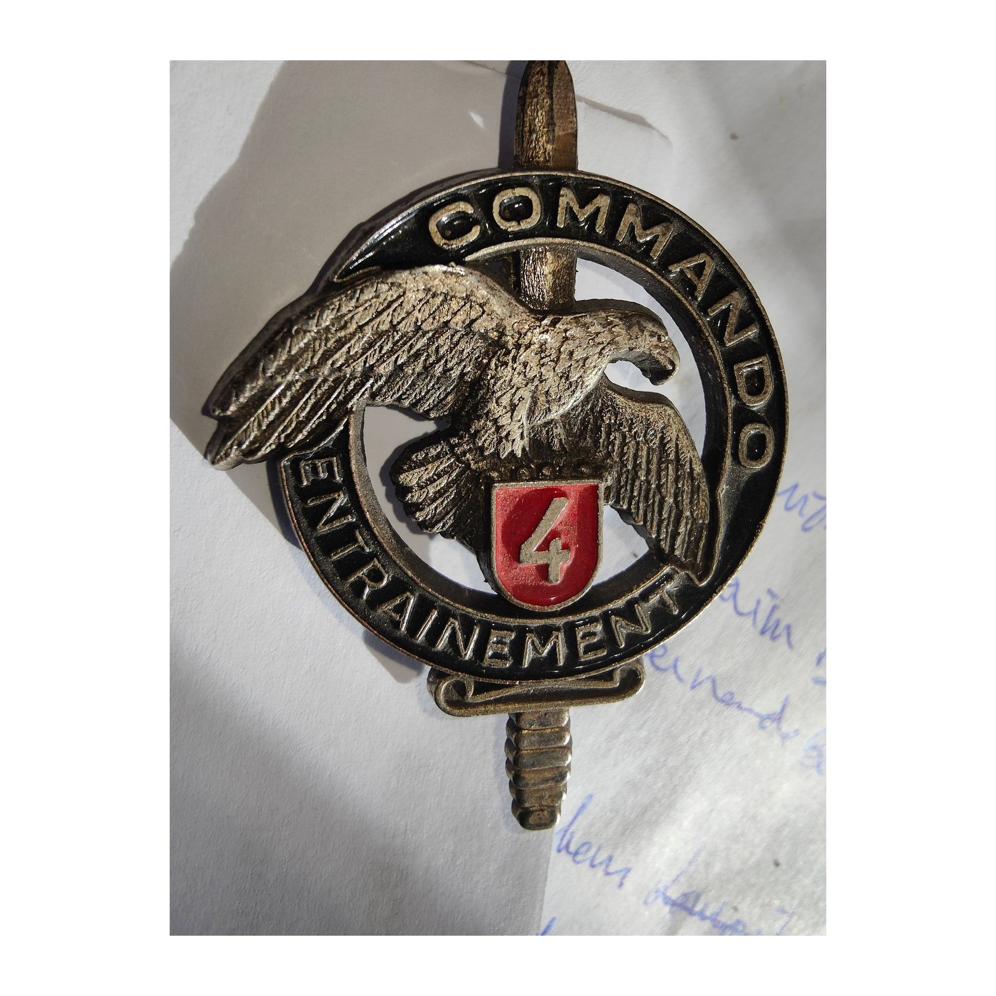 Insigne militaire rare du Centre d’Entraînement des Commandos n°4, pièce authentique et recherchée par les collectionneurs de souvenirs des forces spéciales.