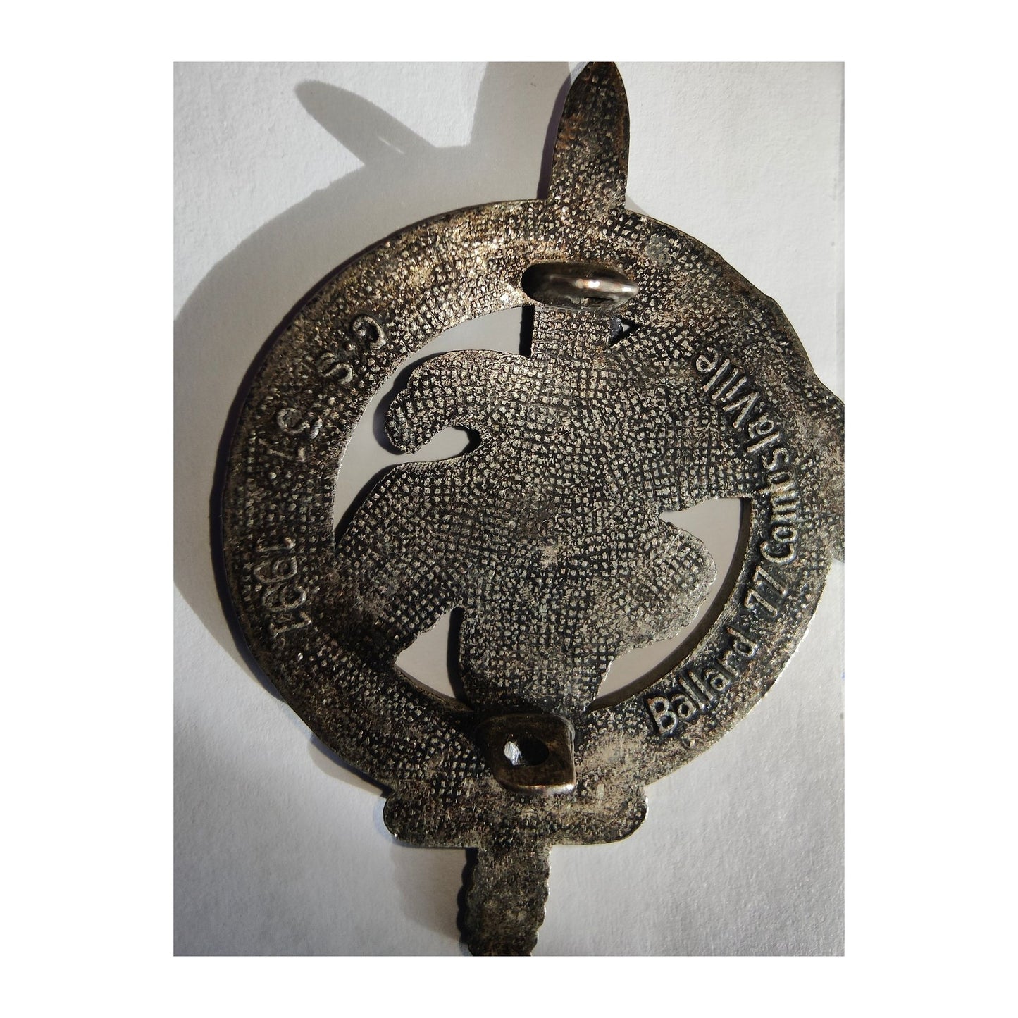 Insigne militaire rare du Centre d’Entraînement des Commandos n°4, pièce authentique et recherchée par les collectionneurs de souvenirs des forces spéciales.