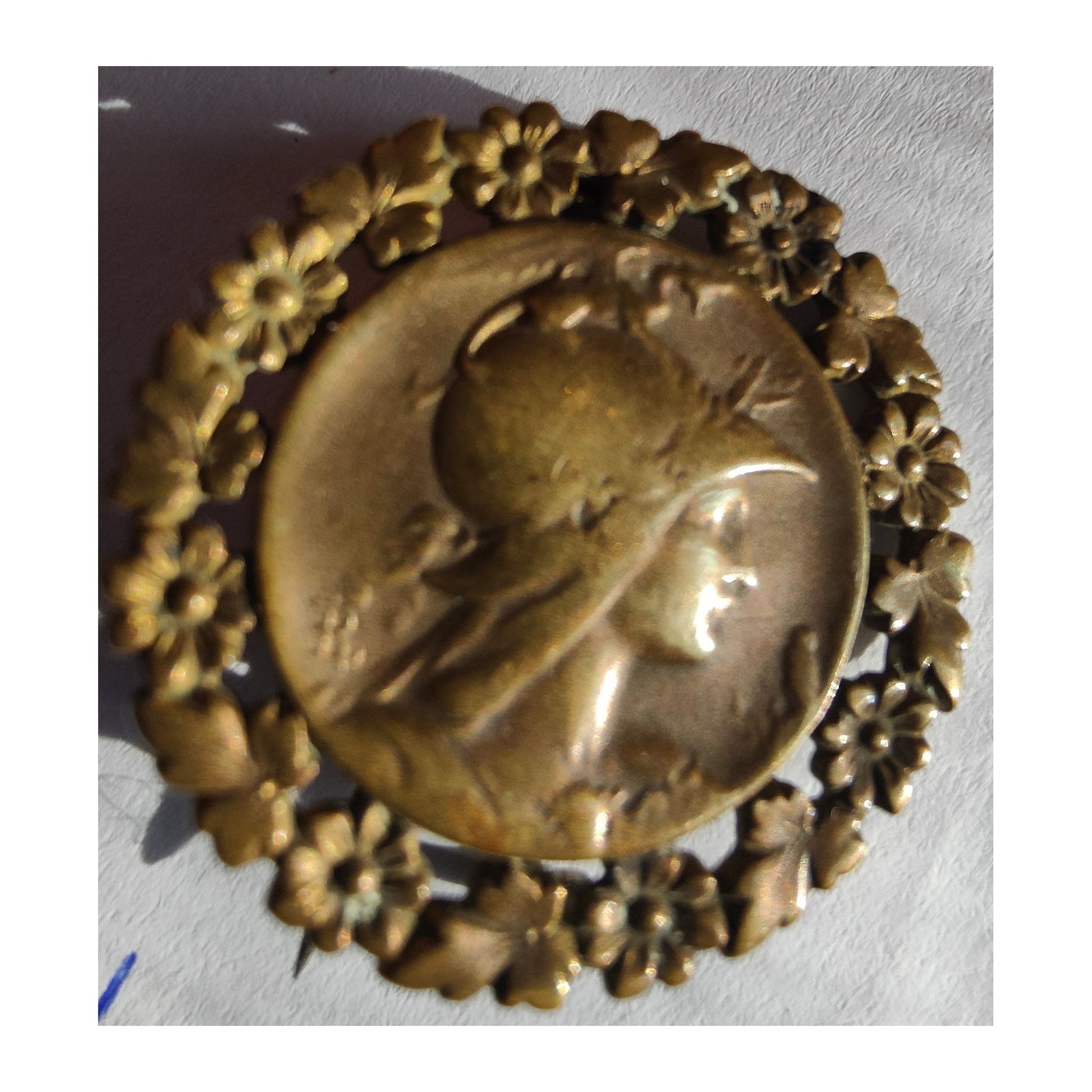 Médaille ancienne Prix Paris–Rouen–Le Havre 1900, broche rare représentant Marianne casquée, pièce de collection de 30 mm au motif historique unique.