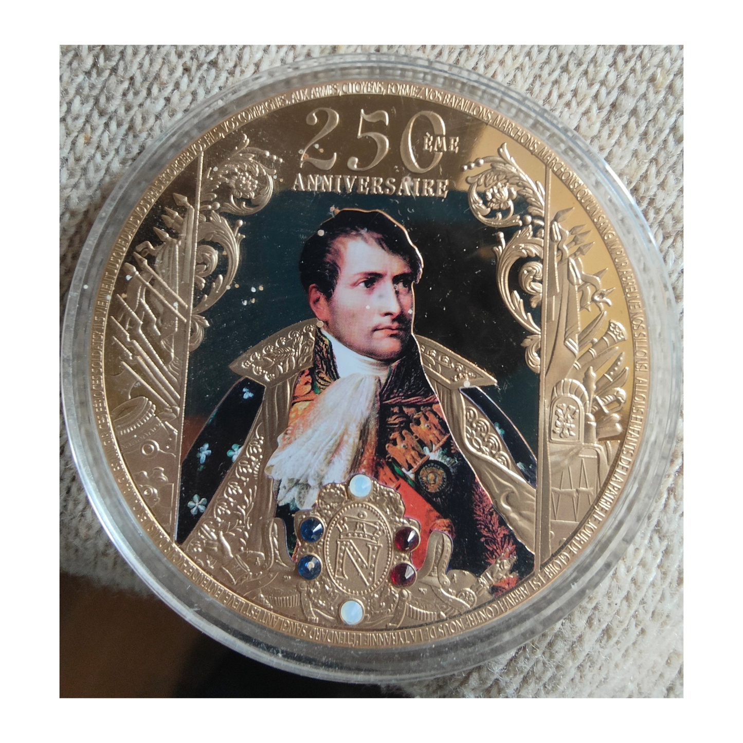 Médaille commémorative du 250ᵉ anniversaire de Napoléon Iᵉʳ, dorée à l’or fin 24 carats avec 6 cristaux Swarovski, édition limitée 2018 sous blister scellé.