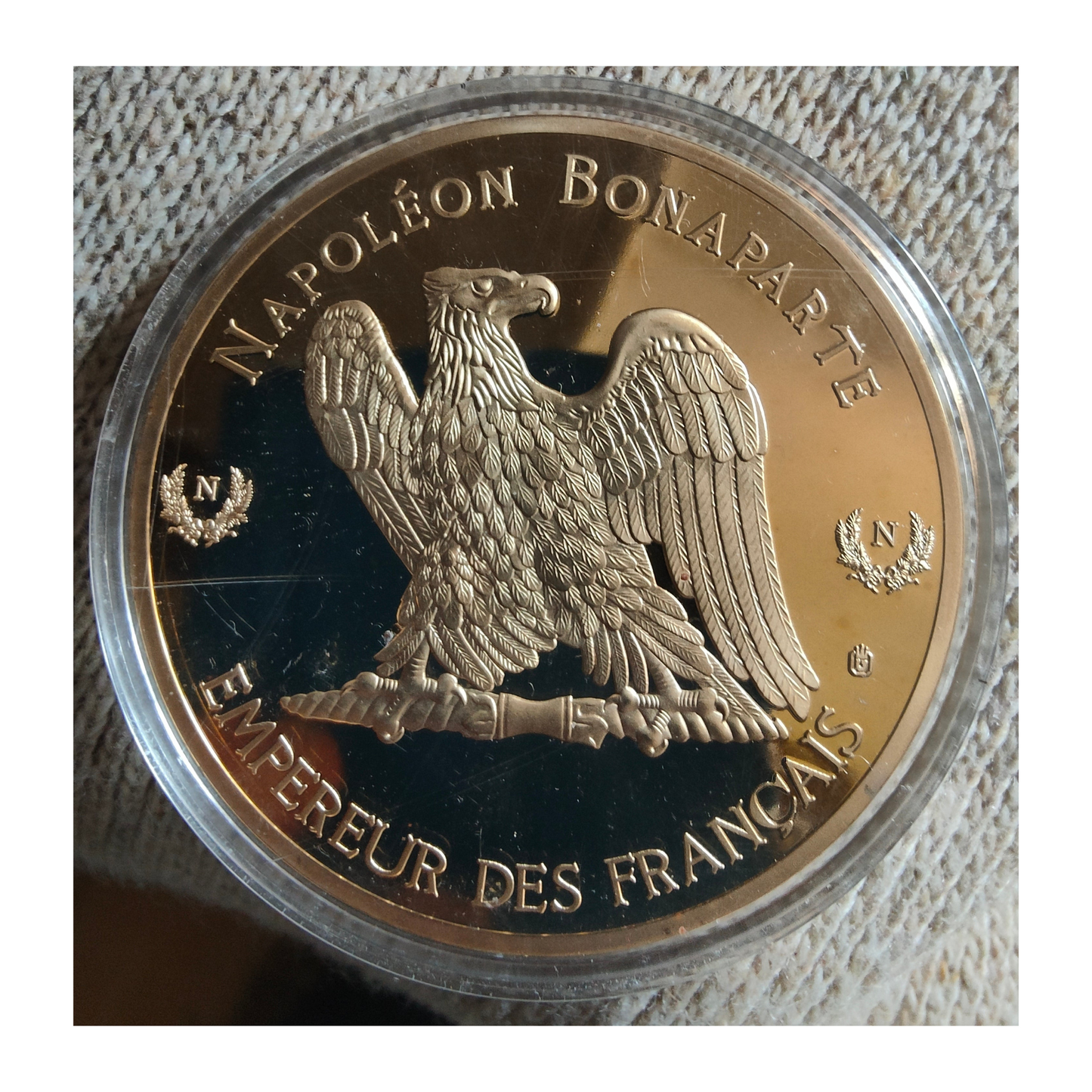 Médaille commémorative du 250ᵉ anniversaire de Napoléon Iᵉʳ, dorée à l’or fin 24 carats avec 6 cristaux Swarovski, édition limitée 2018 sous blister scellé.