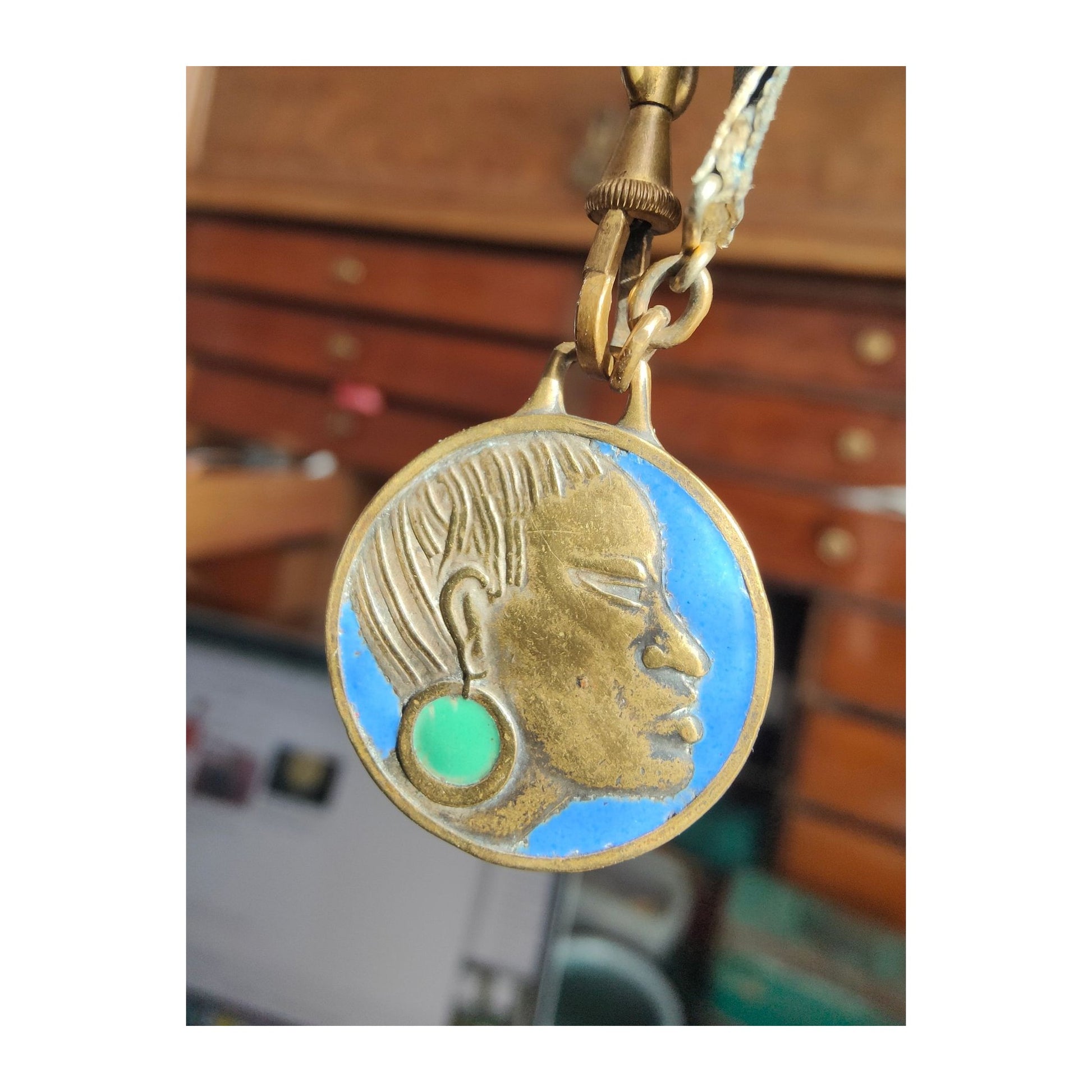 Médaille émaillée de l’Exposition Coloniale Paris 1931, rare et montée sur bracelet articulé tissu/métal, petite pièce historique de 25 mm très recherchée.