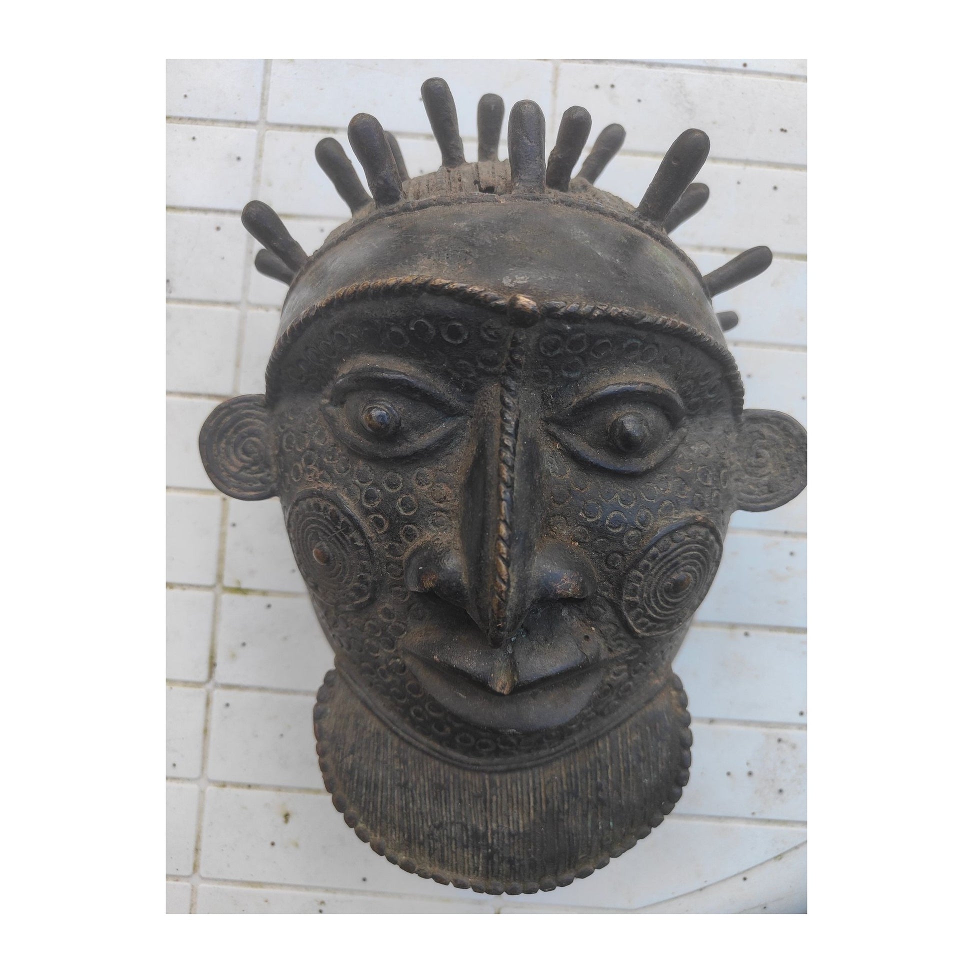 Masque africain de chefferie Bamoun du Cameroun, en alliage cuivreux façonné à la cire perdue, pièce ancienne et authentique expertisée par Christian Njiensi.