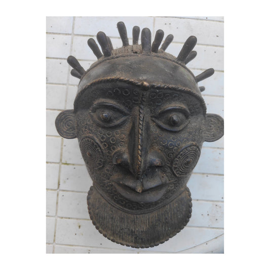 Masque africain de chefferie Bamoun du Cameroun, en alliage cuivreux façonné à la cire perdue, pièce ancienne et authentique expertisée par Christian Njiensi.