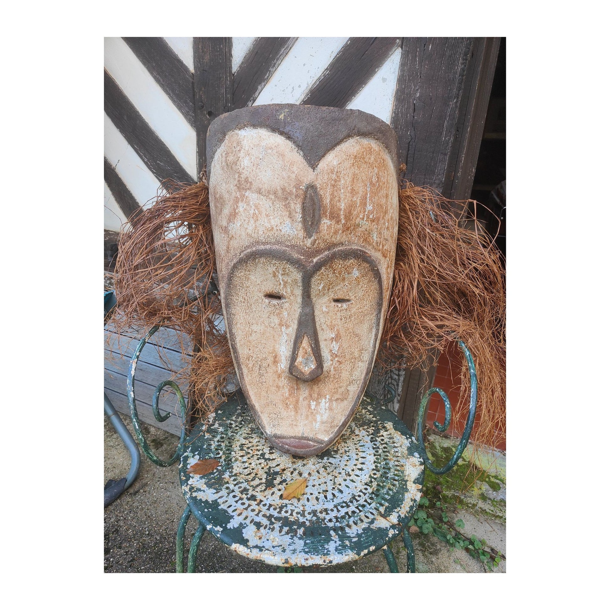 Image Masque africain traditionnel Fang du Gabon de type « Ngil », sculpté en bois avec pigments et fibres végétales, pièce authentique expertisée, 57 × 34 × 15 cm. - masque africain du Gabon