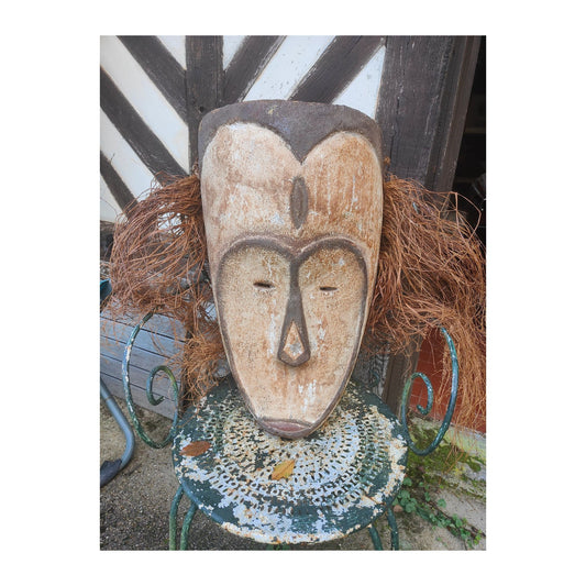 Image Masque africain traditionnel Fang du Gabon de type « Ngil », sculpté en bois avec pigments et fibres végétales, pièce authentique expertisée, 57 × 34 × 15 cm. - masque africain du Gabon