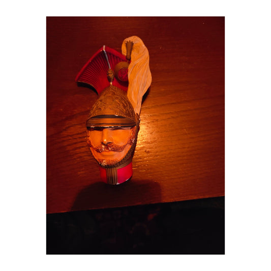 Figurine Bossons Neuvième Lancier en plâtre peint, version rare aux yeux fermés sculptée par Fred Wright, pièce vintage recherchée par les collectionneurs.