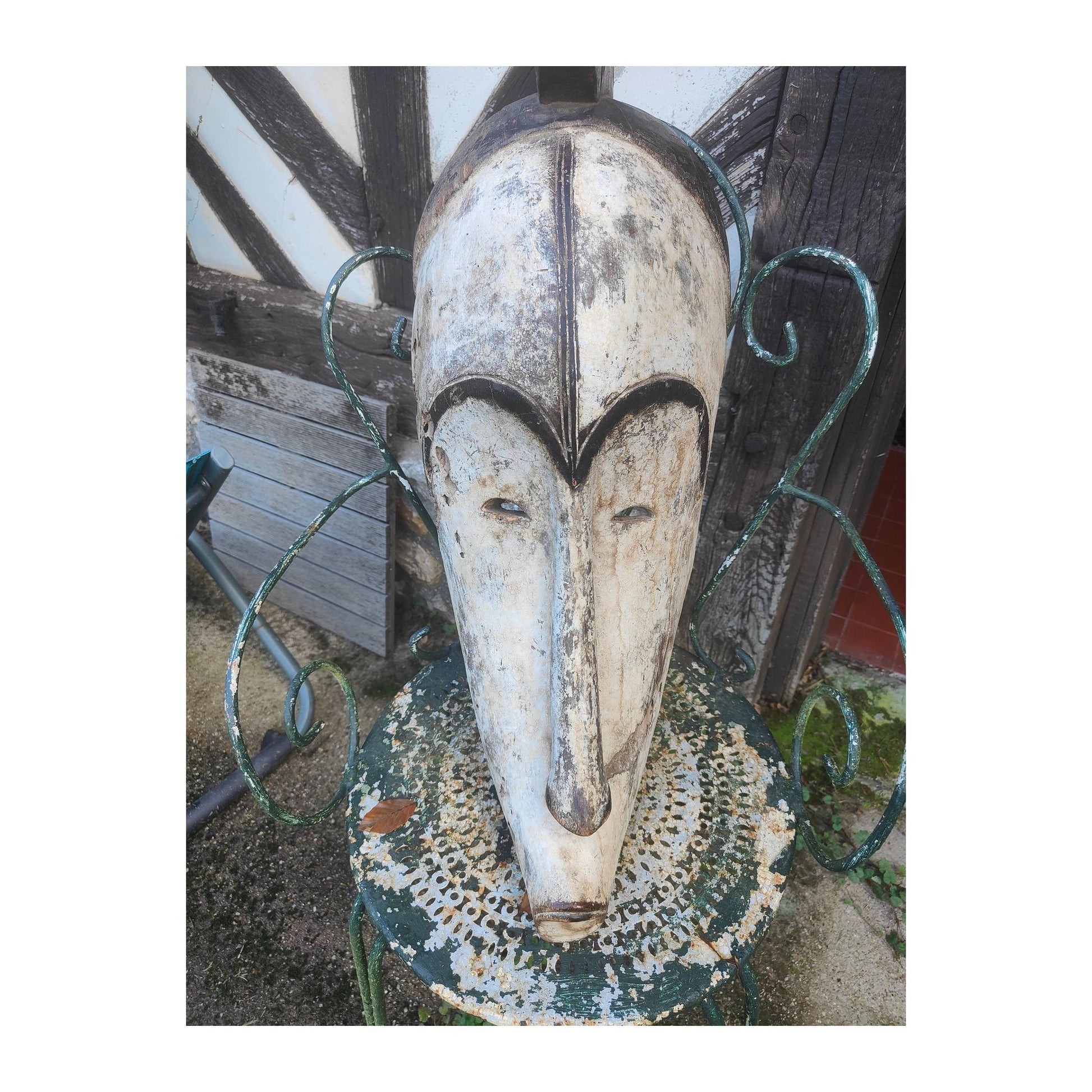 Masque africain traditionnel Fang du Gabon de type « Ngil », sculpté en bois avec pigments et fibres végétales, pièce authentique expertisée, 57 × 34 × 15 cm.