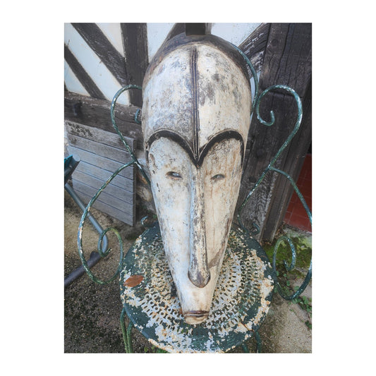 Masque africain traditionnel Fang du Gabon de type « Ngil », sculpté en bois avec pigments et fibres végétales, pièce authentique expertisée, 57 × 34 × 15 cm.