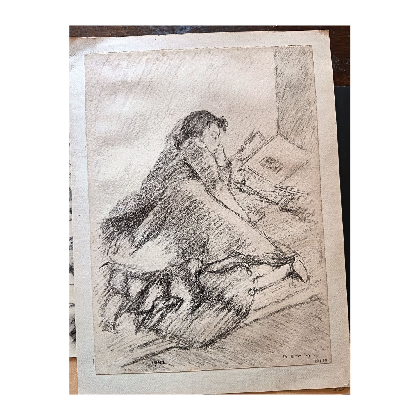 Dessin de 1942 de Benn (Bentsion Rabinowicz) représentant une femme lisant, probablement sa femme, œuvre non encadrée collée sur carton léger au format 20,5 x 28 cm