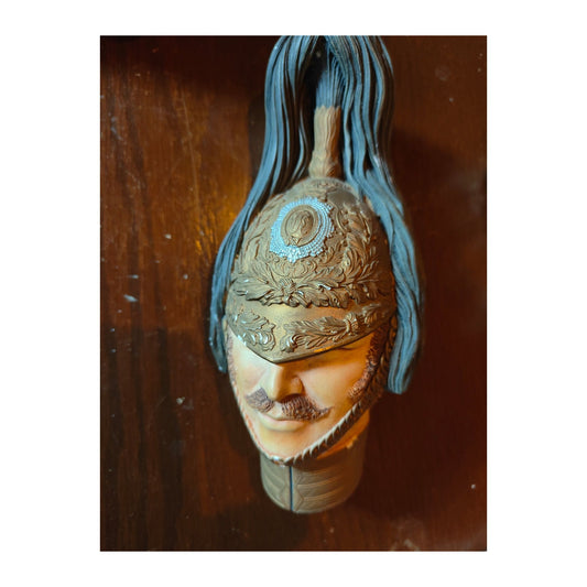 Figurine Bossons Garde du 6ᵉ Dragon en plâtre peint, sculptée par Fred Wright, première série 1965–1966 aux yeux fermés, rare pièce vintage de collection.