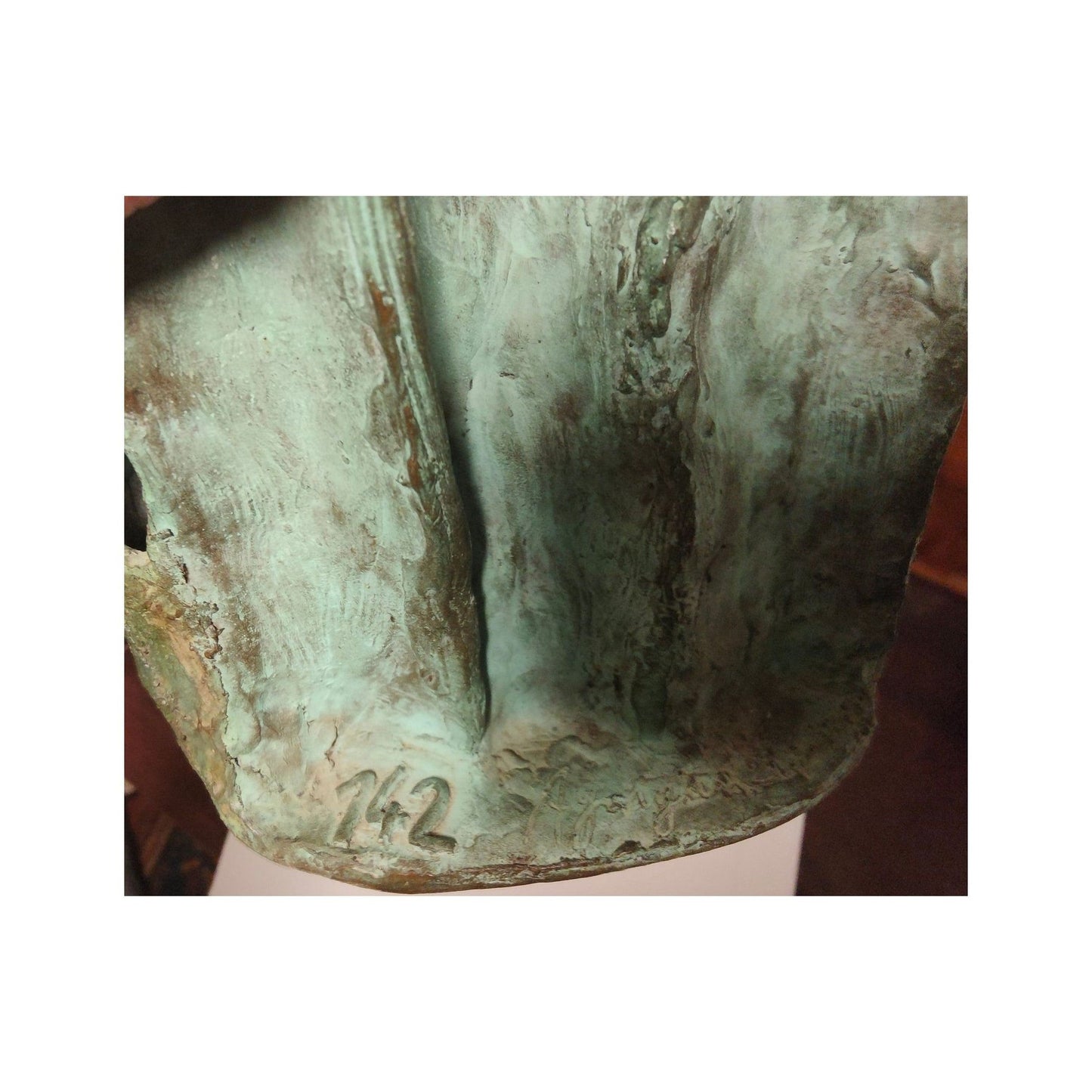 Groupe en bronze patine verte par Ayvayan Georges, signé et daté, mention PU, 25x16x8 cm 