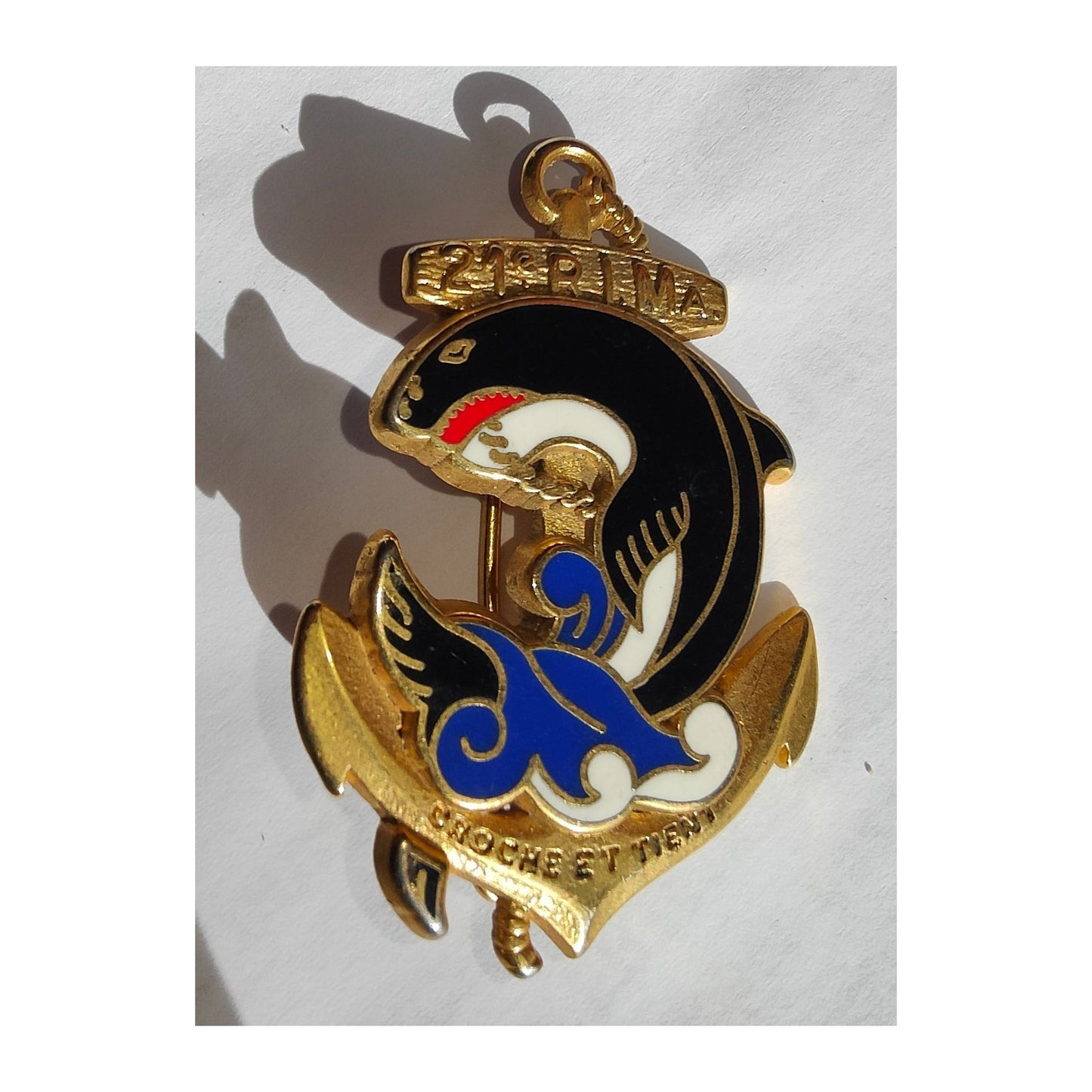 Insigne authentique du 21ᵉ Régiment d’Infanterie de Marine, emblème militaire recherché des Troupes de Marine, idéal pour collectionneurs d’insignes anciens.