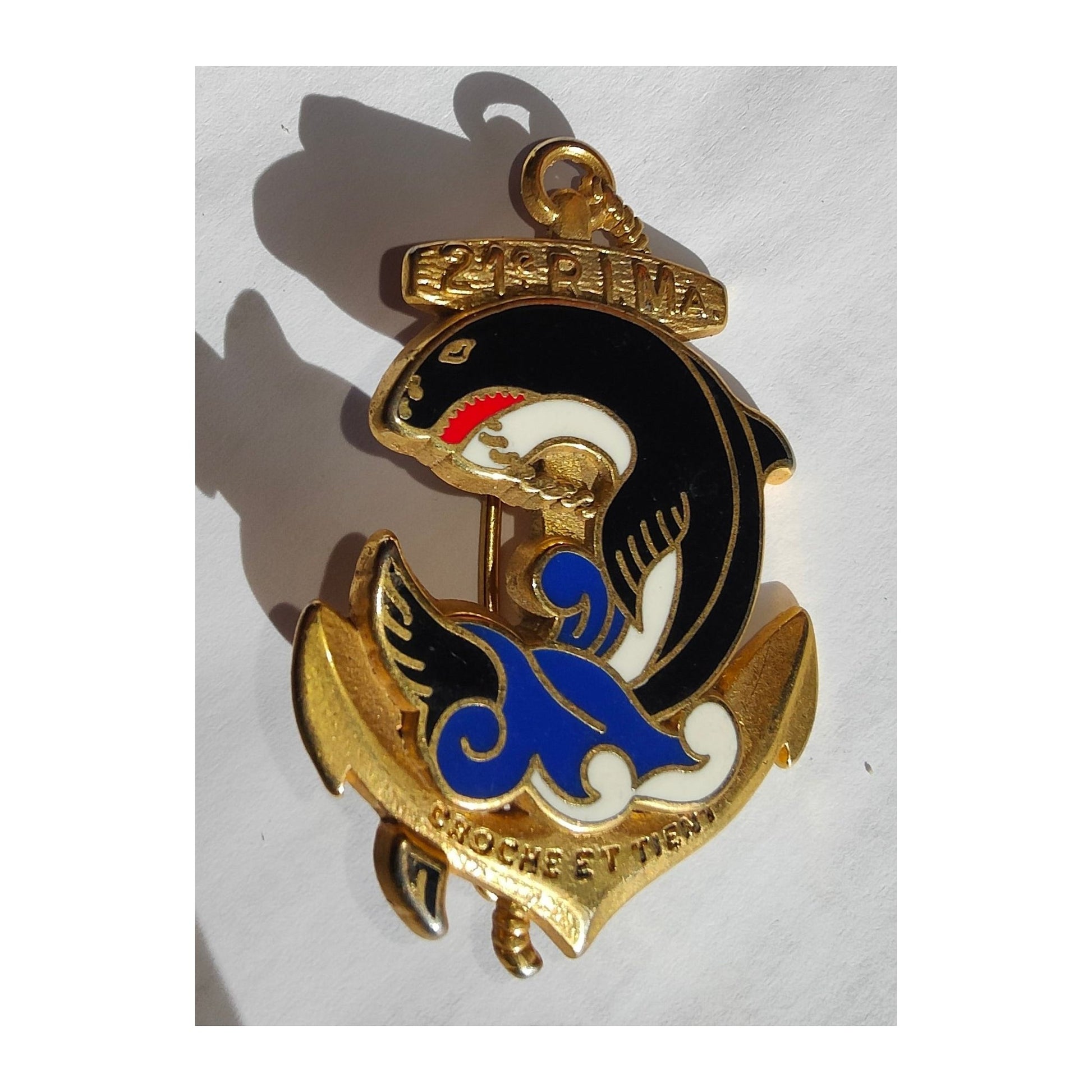 Insigne authentique du 21ᵉ Régiment d’Infanterie de Marine, emblème militaire recherché des Troupes de Marine, idéal pour collectionneurs d’insignes anciens.