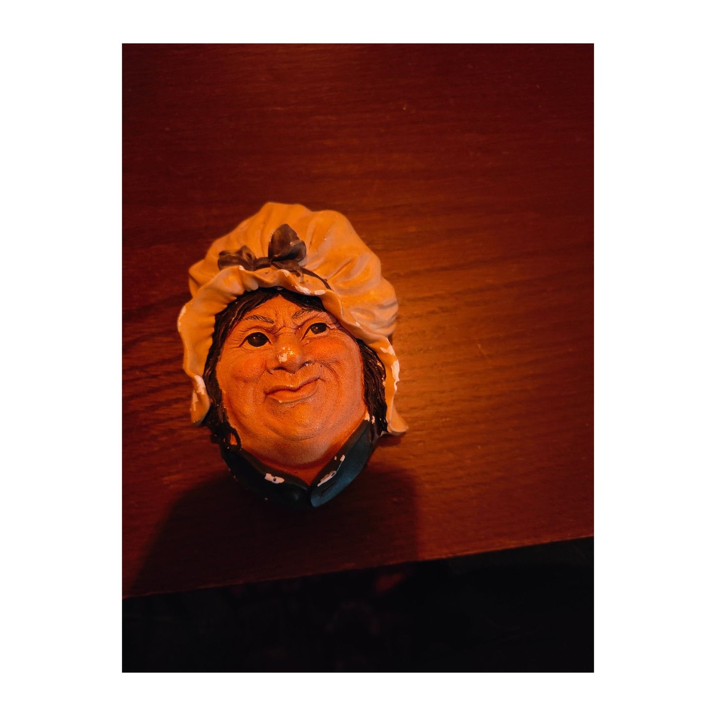 Figurine Bossons Sarah Gamp en plâtre peint, sculptée par Fred Wright d’après un personnage de Dickens, chapeau jaune, col vert, nœud gris, rare pièce de collection.