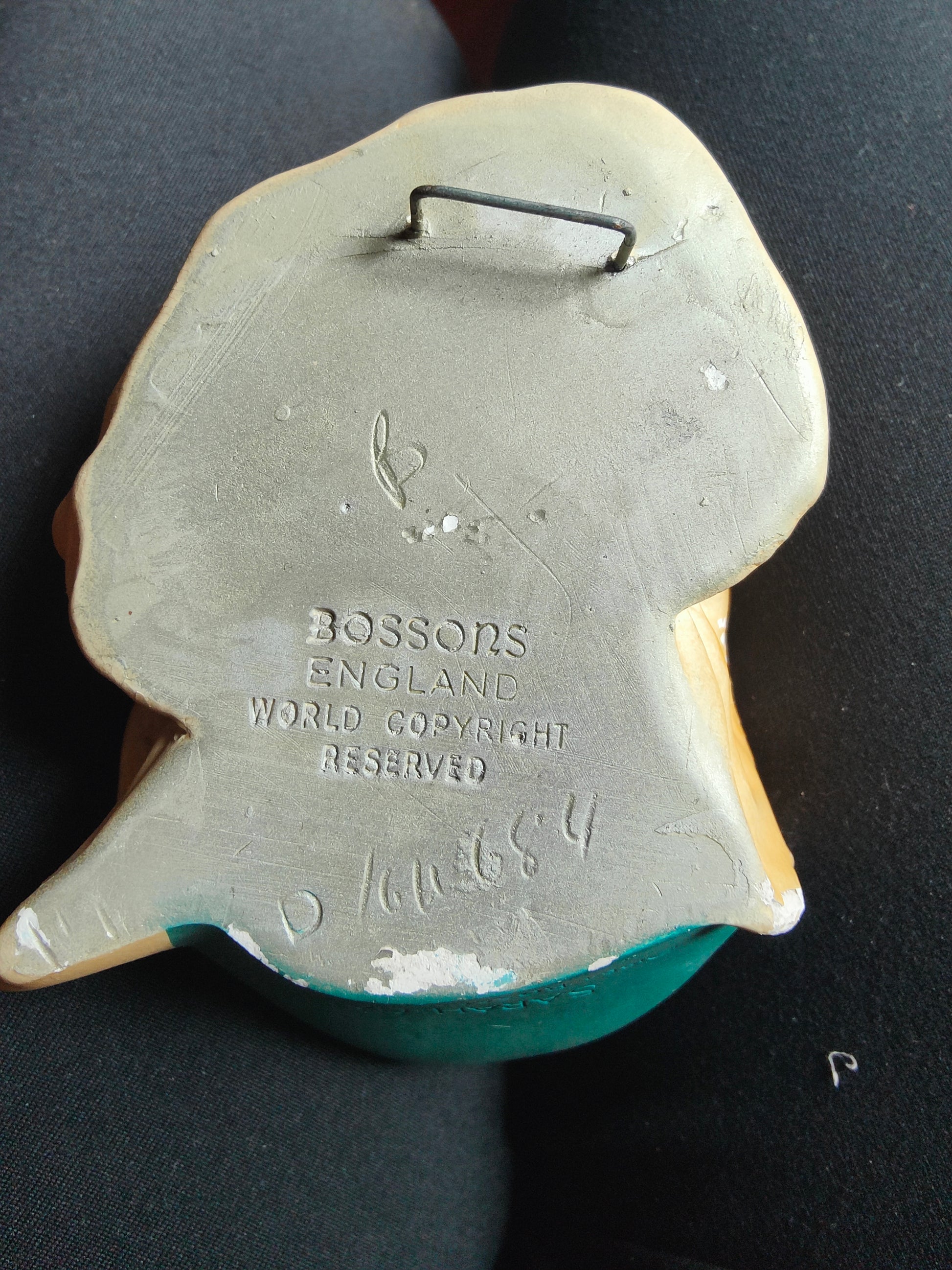 Figurine Bossons Sarah Gamp en plâtre peint, sculptée par Fred Wright d’après un personnage de Dickens, chapeau jaune, col vert, nœud gris, rare pièce de collection.