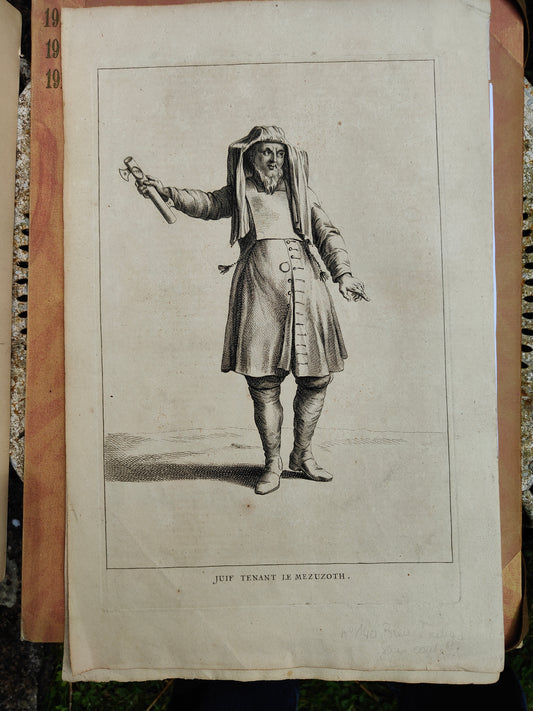 Juif tenant le Mezuzoth gravure Augustin Calmet illustration encyclopédique scène religieuse art graphique historique
