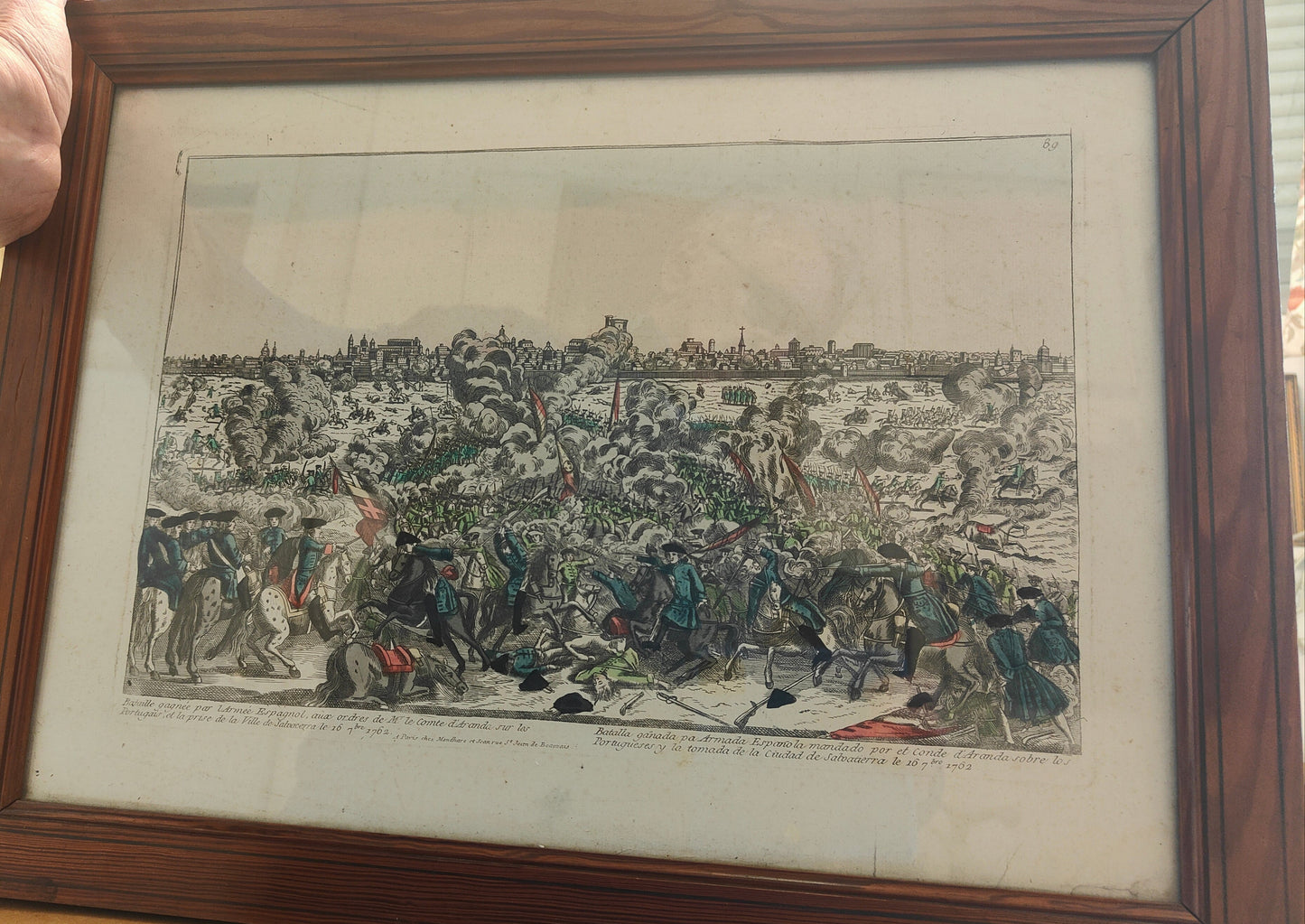 Gravure rare du XVIIIᵉ siècle par Mondhare représentant la victoire de l’armée espagnole sous le Comte d’Aranda à Salvacerra en 1762, œuvre colorisée d’époque.